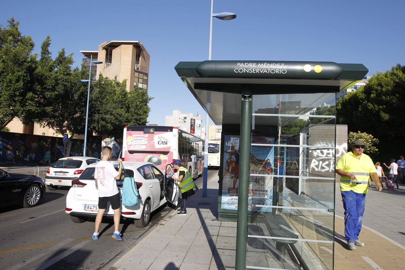 La vigilante, con chaleco reflectante, recuerda al conductor que "una parada de autobús no es un estacionamiento".