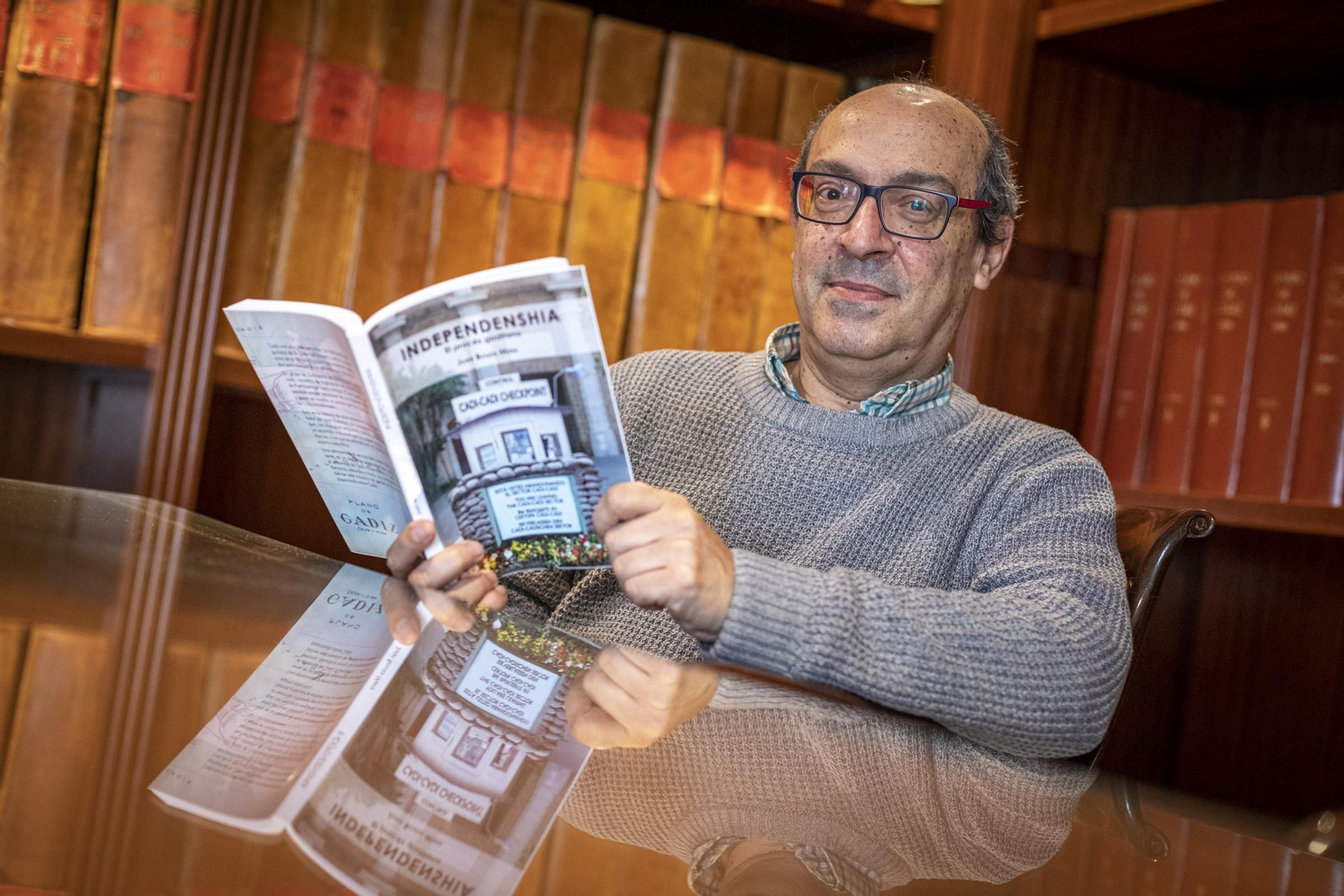 Juan Bouza, con un ejemplar de su primera novela en la hemeroteca de Diario de Cádiz.
