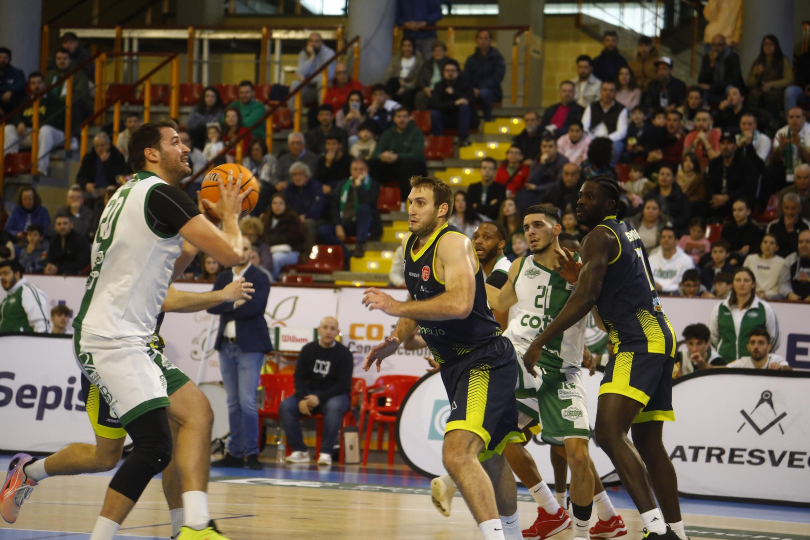 Las mejores fotos del ambiente en Vista Alegre para el Coto Córdoba - UDEA Algeciras