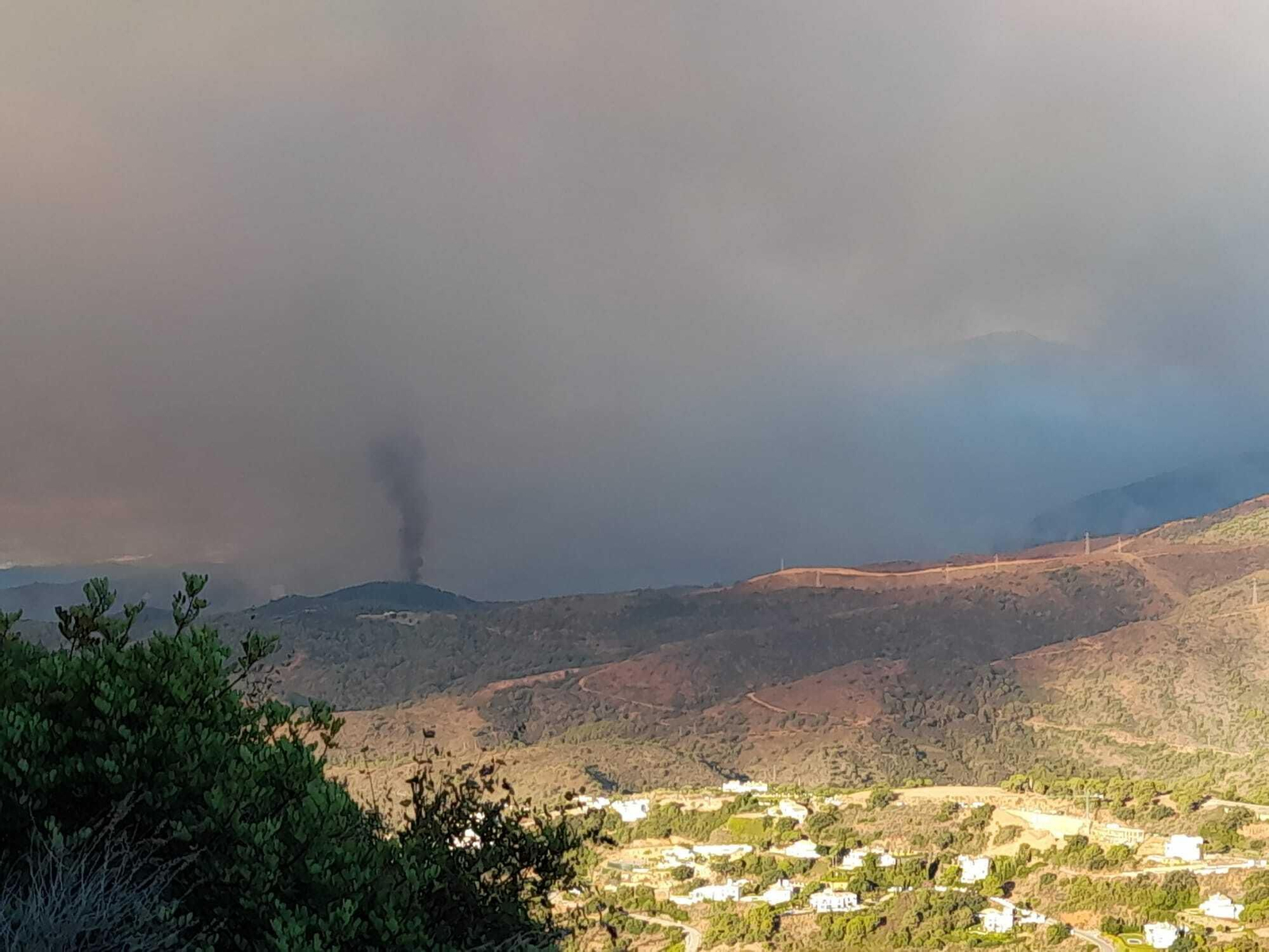 Humo visible también en Benahavís