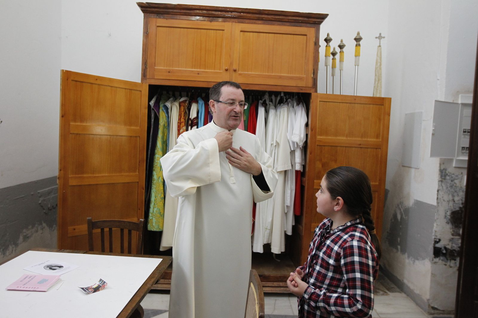 El cura cuenta con feligreses y monaguillos que le ayudan con las ceremonias en los nueve pueblos del Andarax