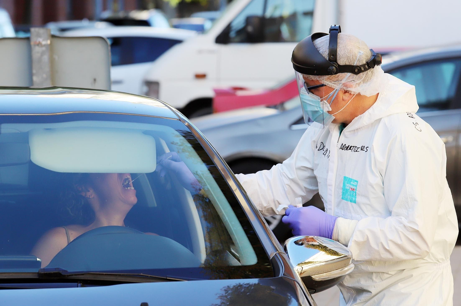Imágenes del punto Auto-Covid en el centro de salud de Adoratrices