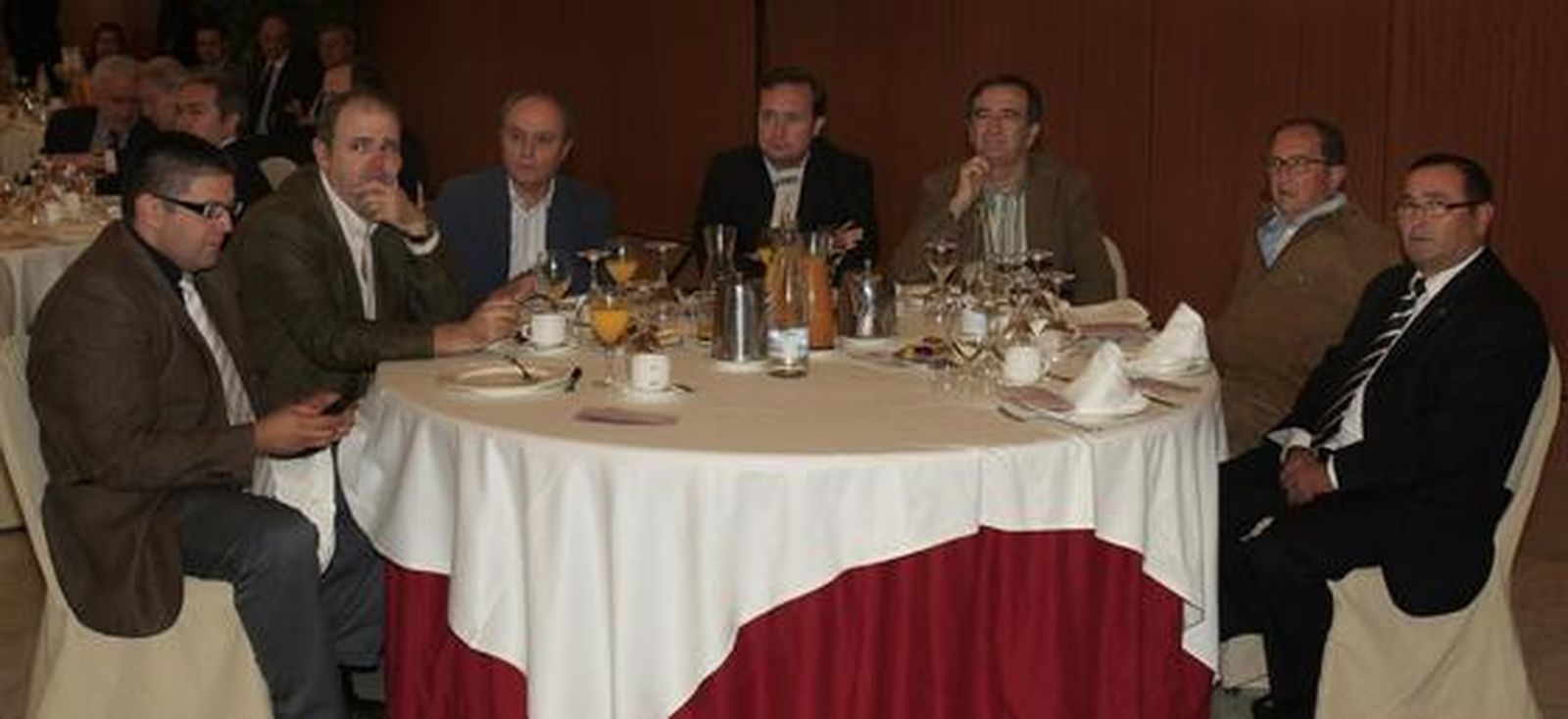 El profesor Francisco Paniagua, Diego Narváez, Inocencio Fernández, Emilio Sánchez Vera, Vicente Granados, José Pérez Palmis y el presidente de Akima, Jerónimo Núñez.

Foto: Sergio Camacho