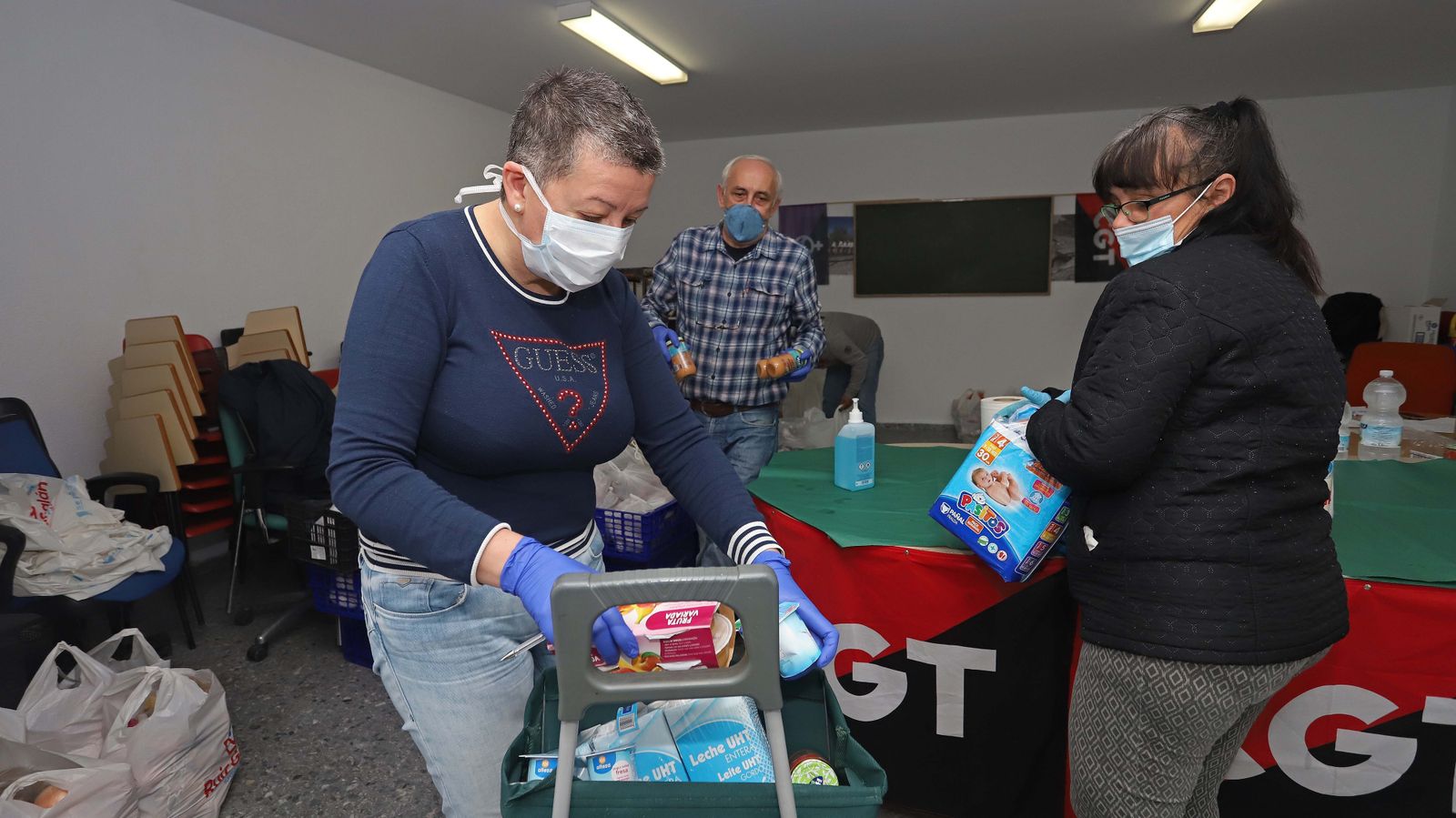 Reparto de alimentos del colectivo 'Solidarios frente al COVID-19'