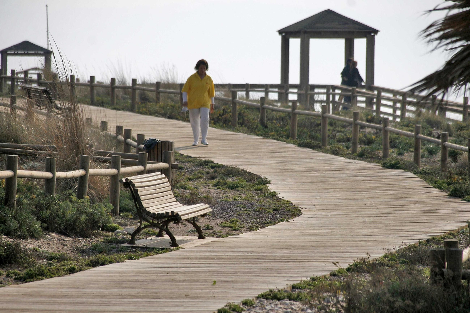 Uno de los senderos de madera de El Toyo