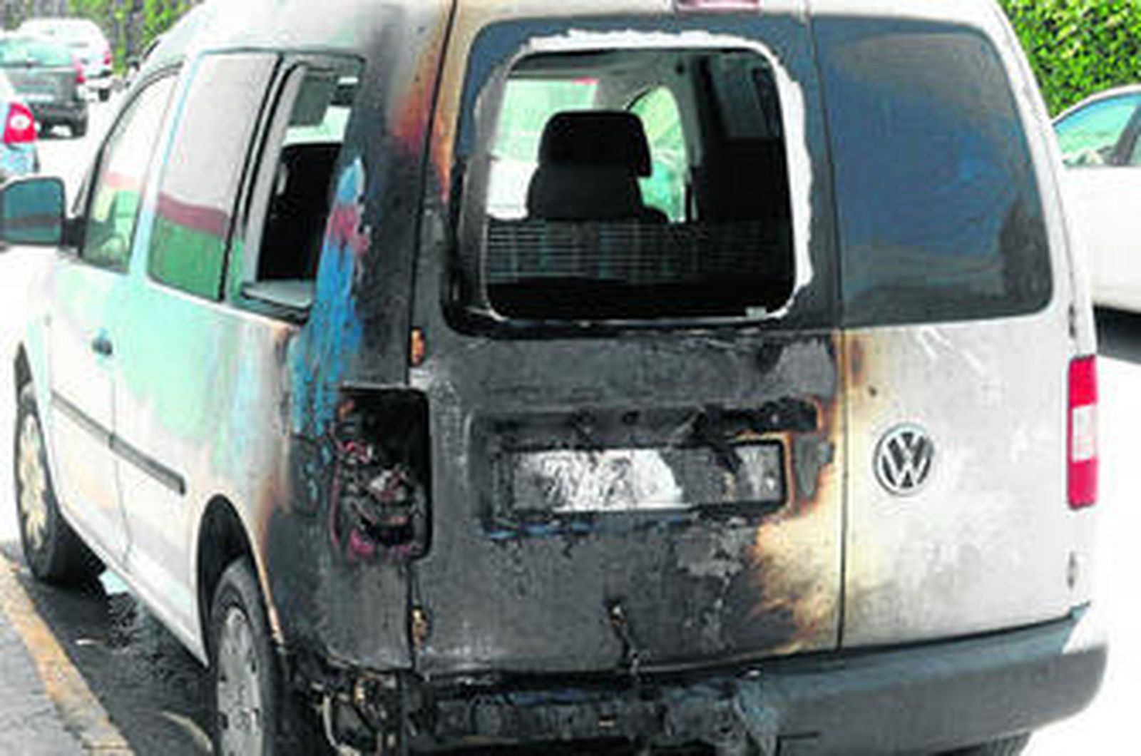 Estado en el que quedó uno de los vehículos incendiados.