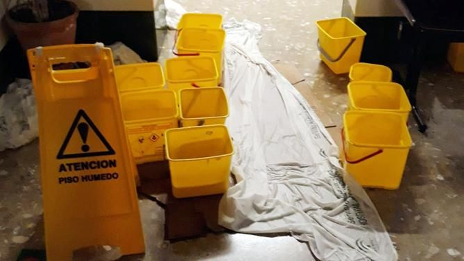 Acumulación de agua en el interior del centro de salud de Iznájar.