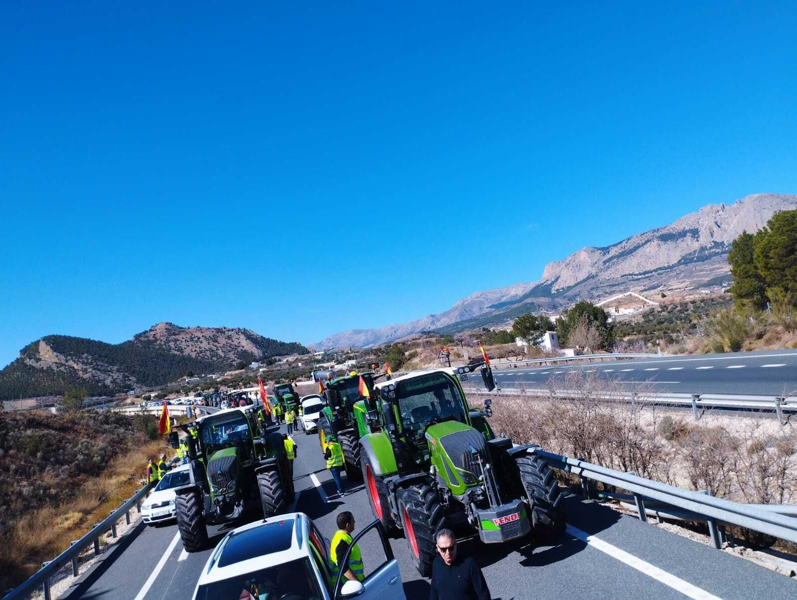 Así ha sido la tractorada que ha recorrido la A92N, por la Comarca de los Vélez