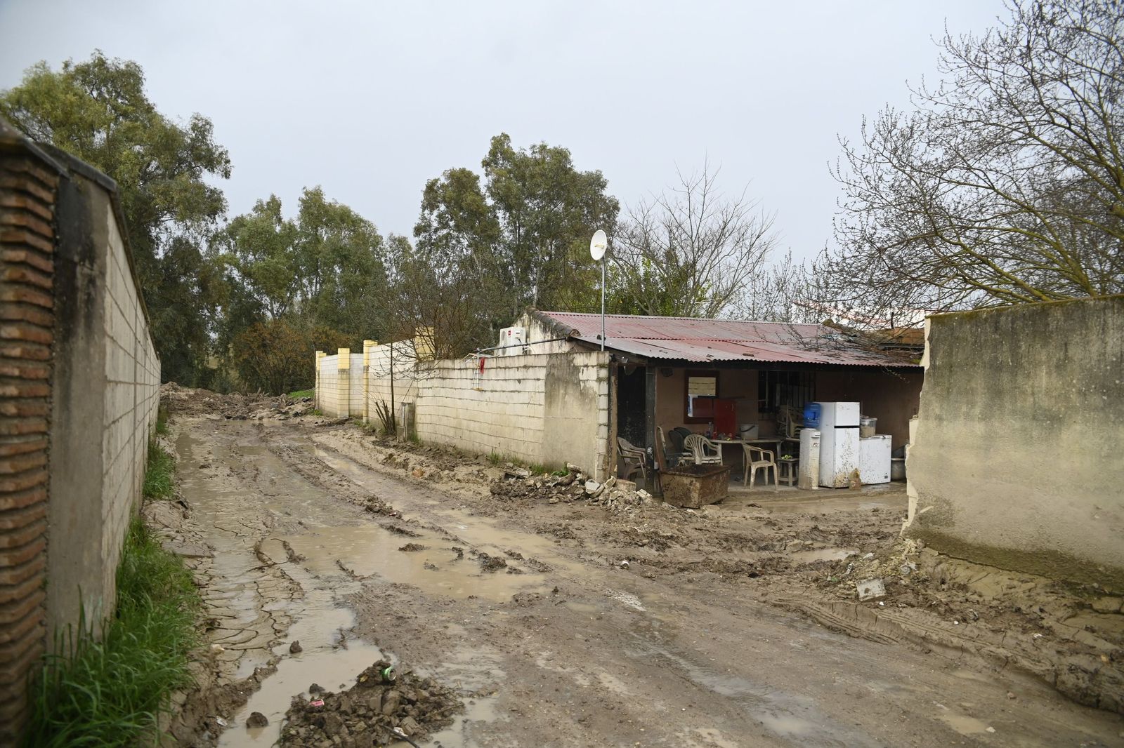 Una de las calles más afectadas de Guadalvalle.