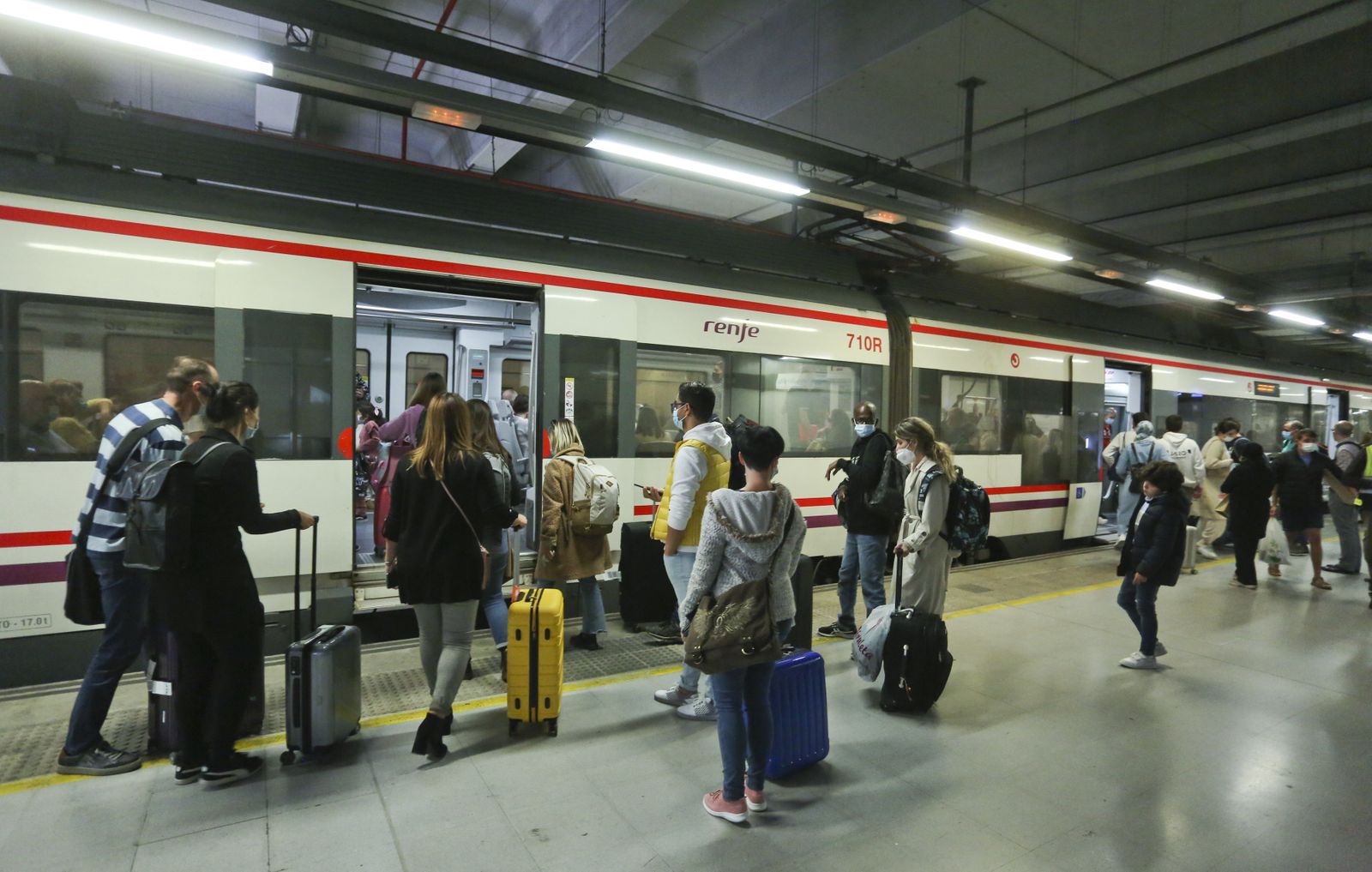 Viajeros se suben al Cercanías en Málaga.