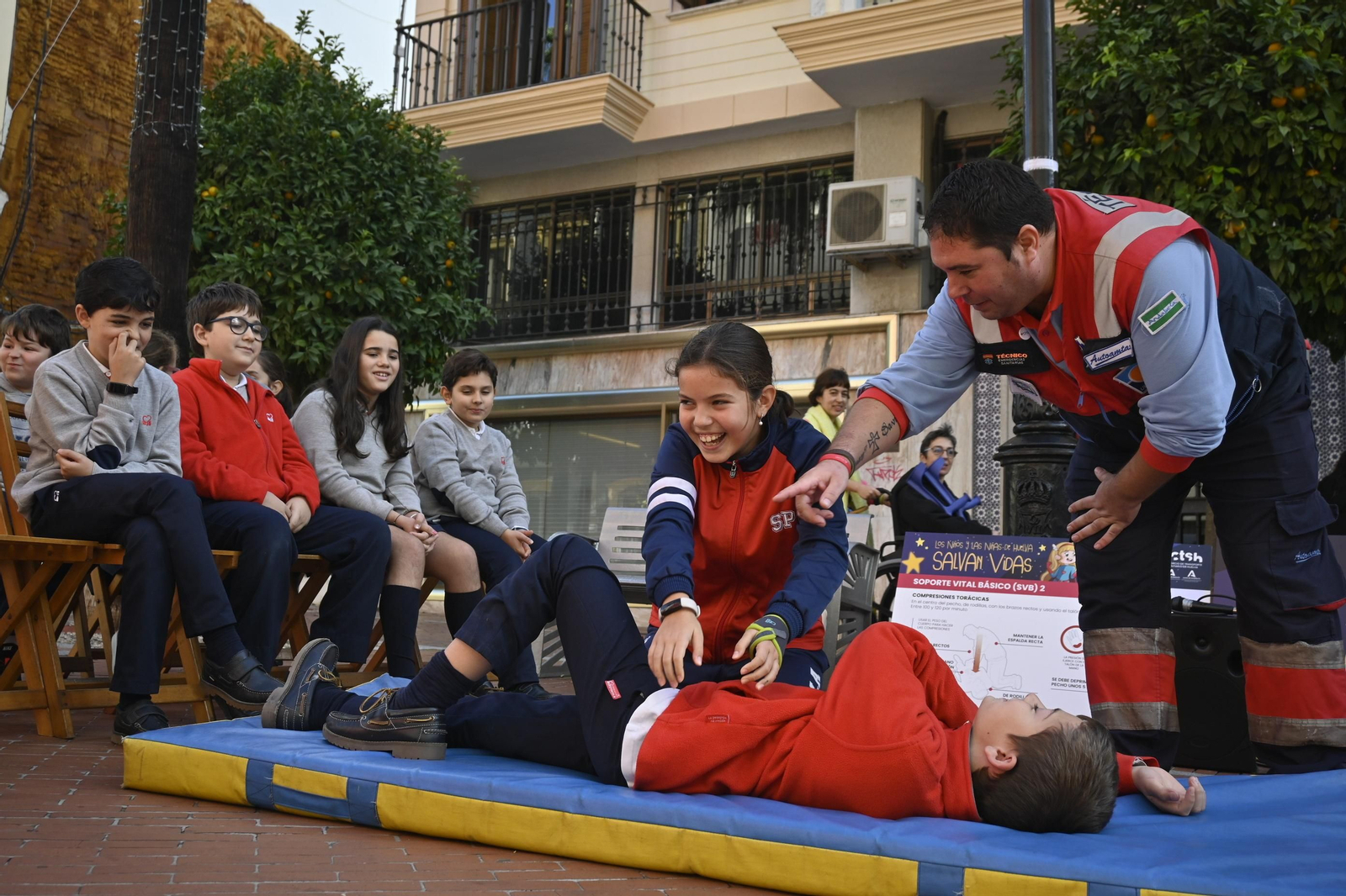 Los niños del Cardenal Spínola aprenden a salvar vidas.