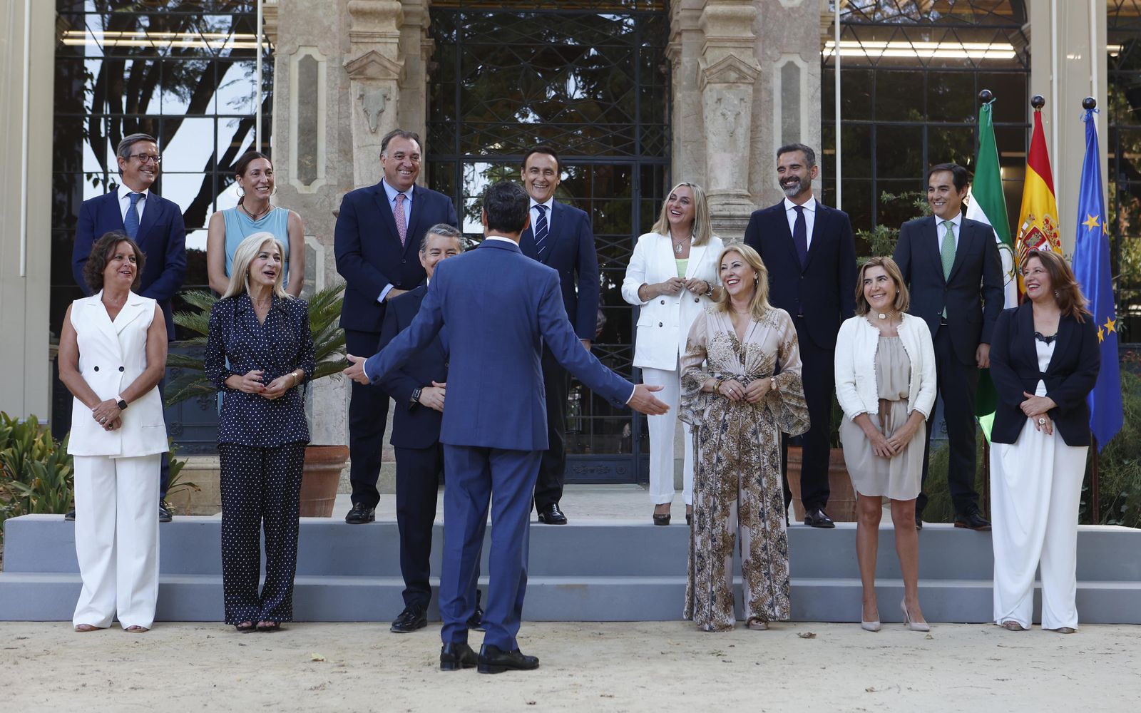 Juanma Moreno se dirige a sus consejeros en el posado para la foto oficial.