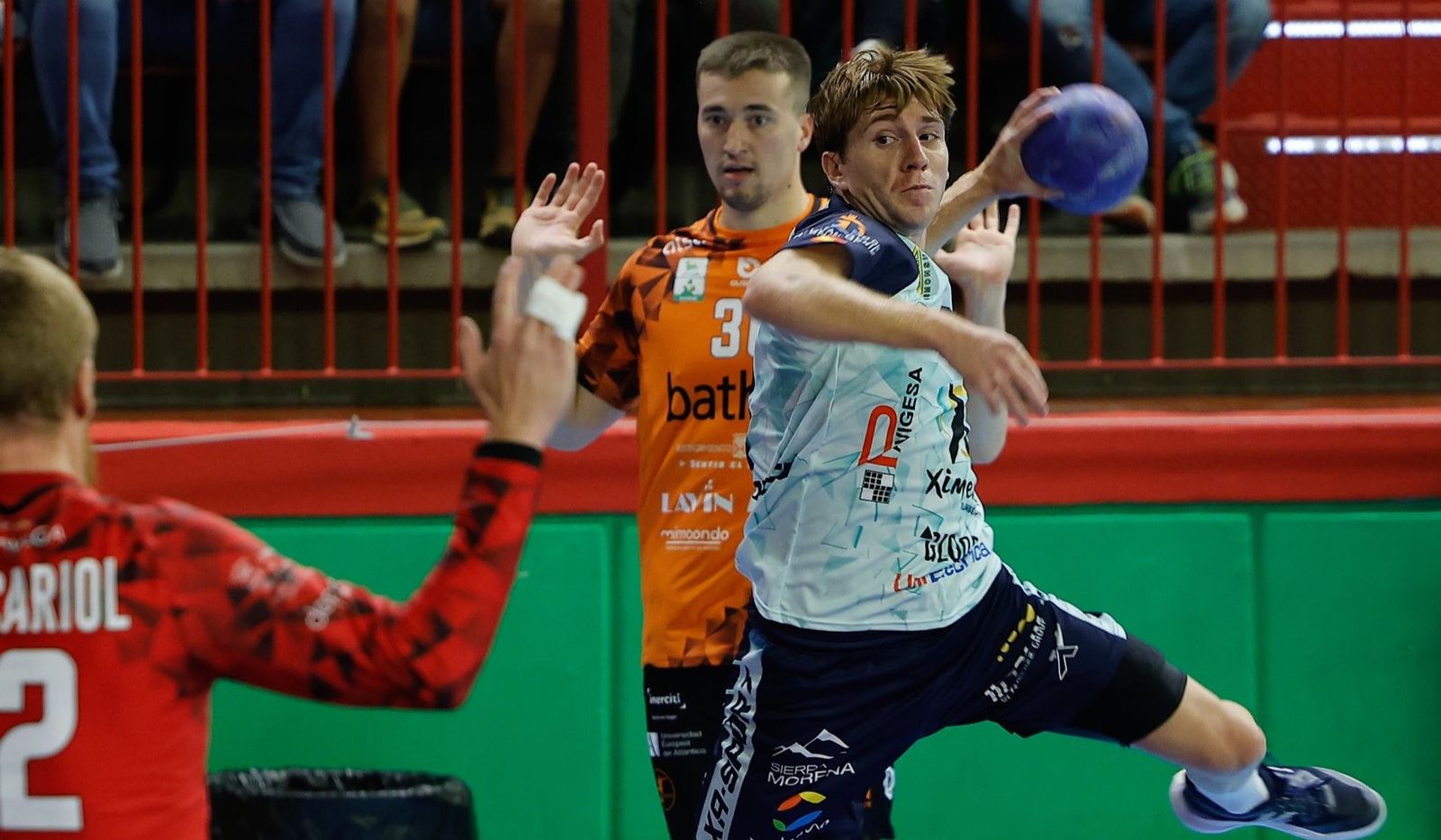 Un momento del duelo entre el Torrelavega y el Ángel Ximénez.