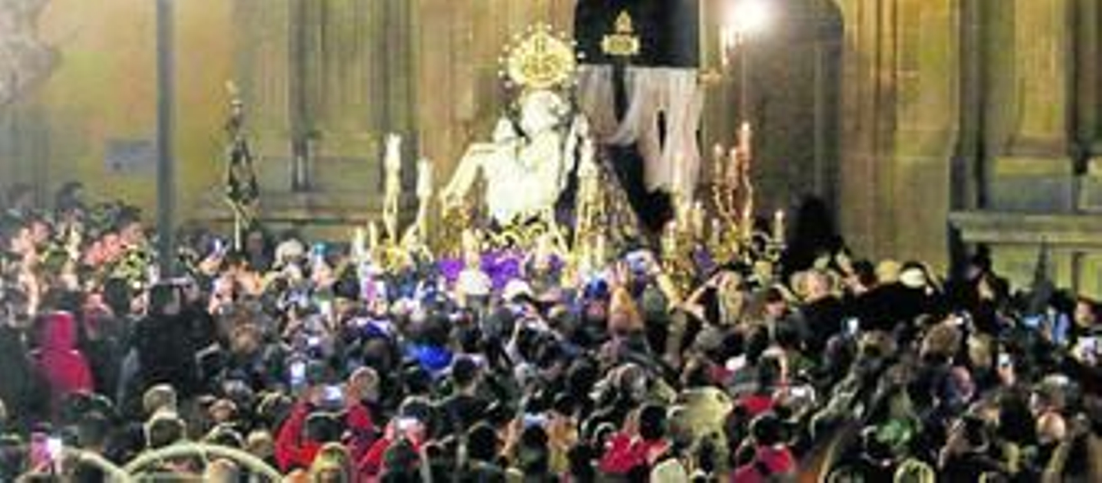 El paso, a su salida del templo.