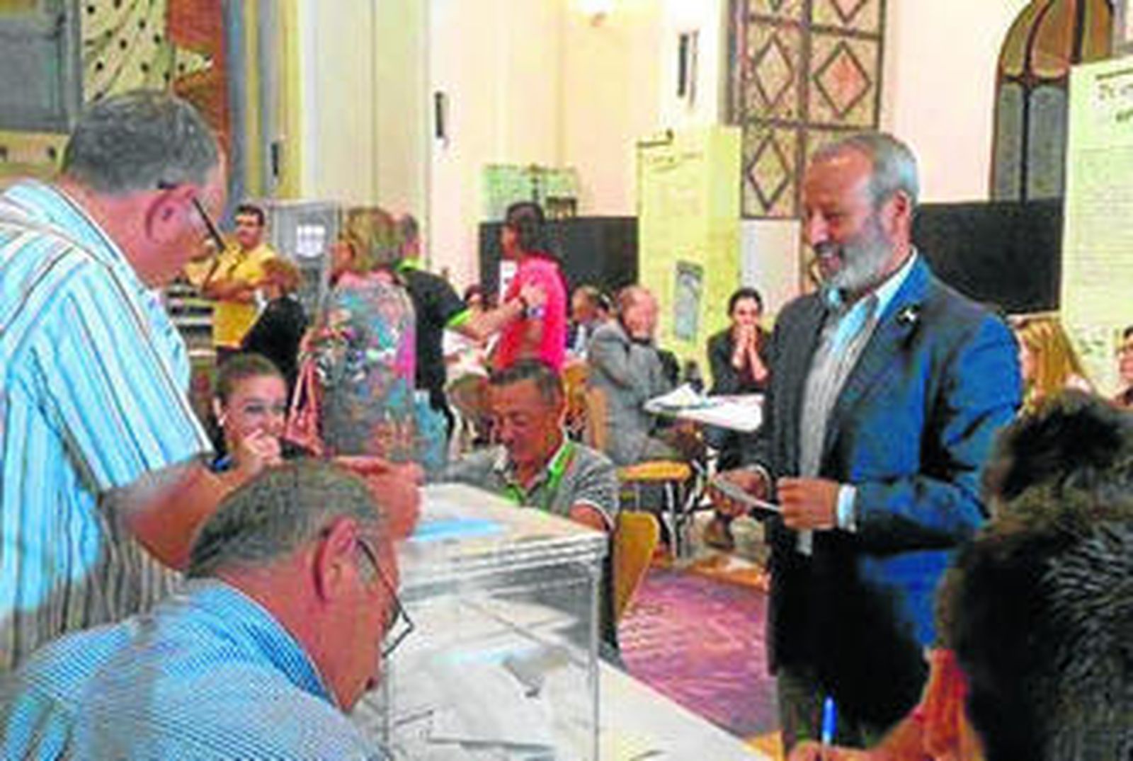 Félix López ejerciendo su derecho a voto.