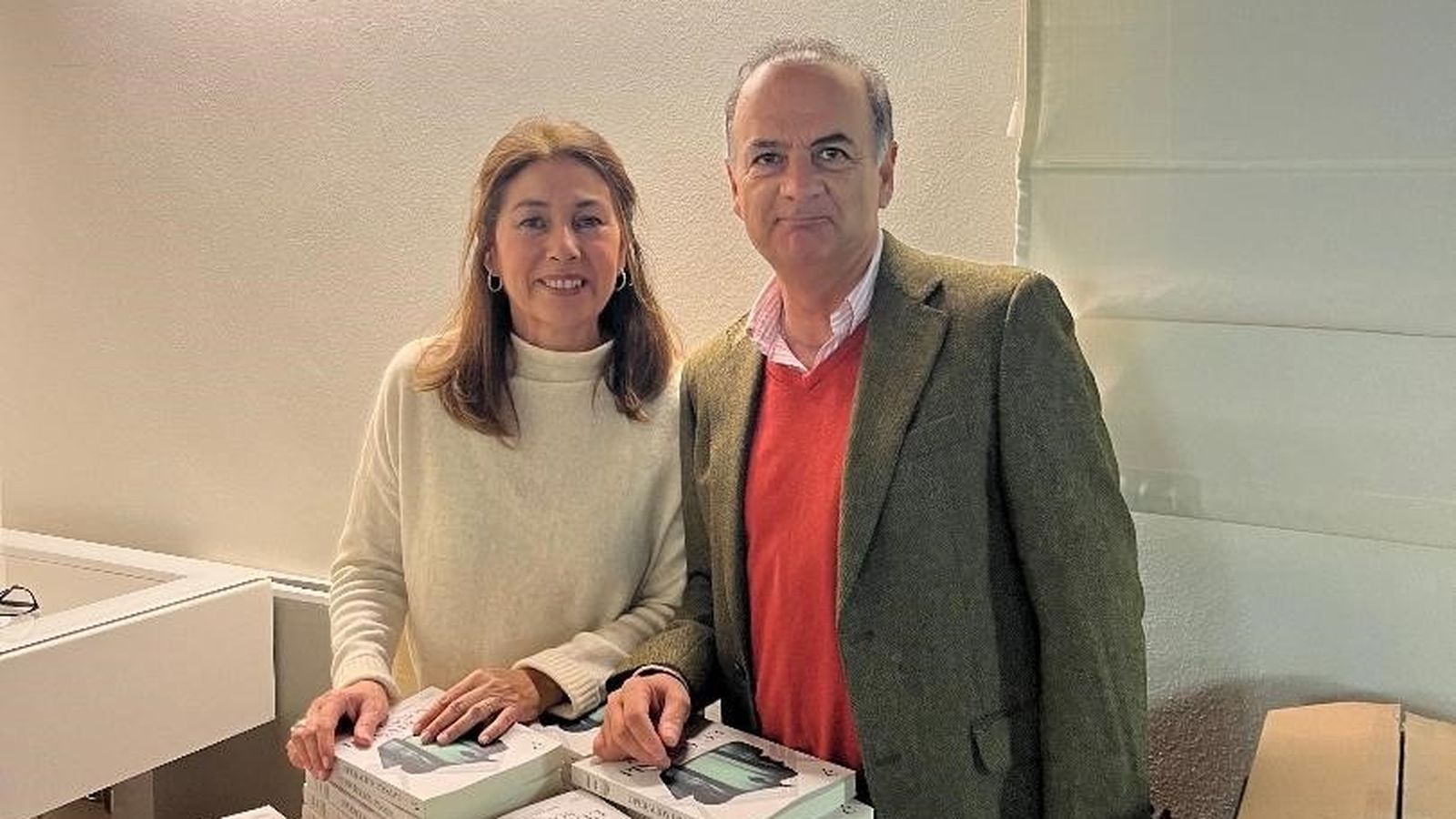 Keka Monedoro y Alfonso Palomino, ante unos ejemplares del libro.