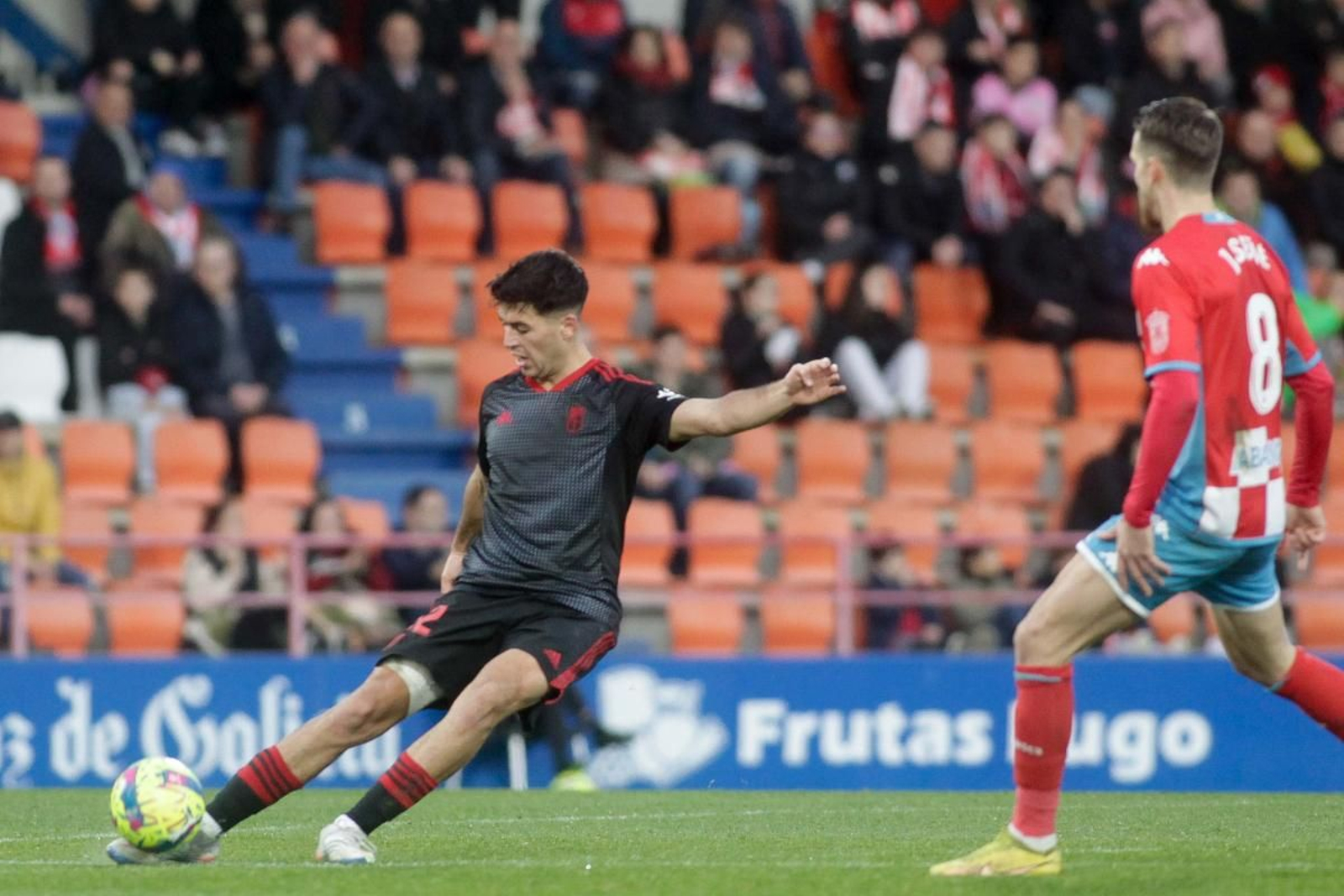 Víctor Meseguer golpea el balón en el duelo ante el Lugo.
