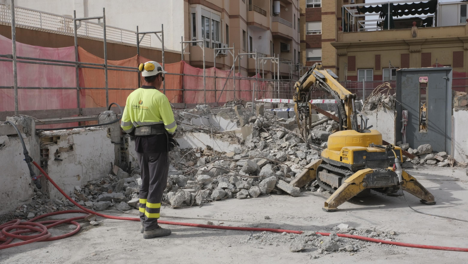 Las mejores imágenes del derribo de la oficina central de Correos en Almería