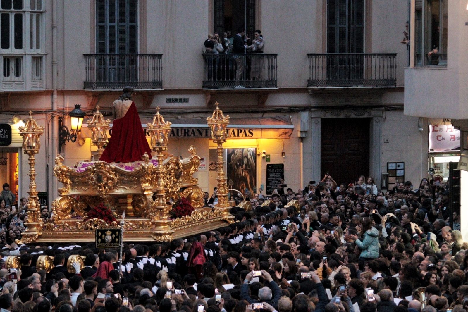 Estudiantes en el Lunes Santo en Málaga, en fotos