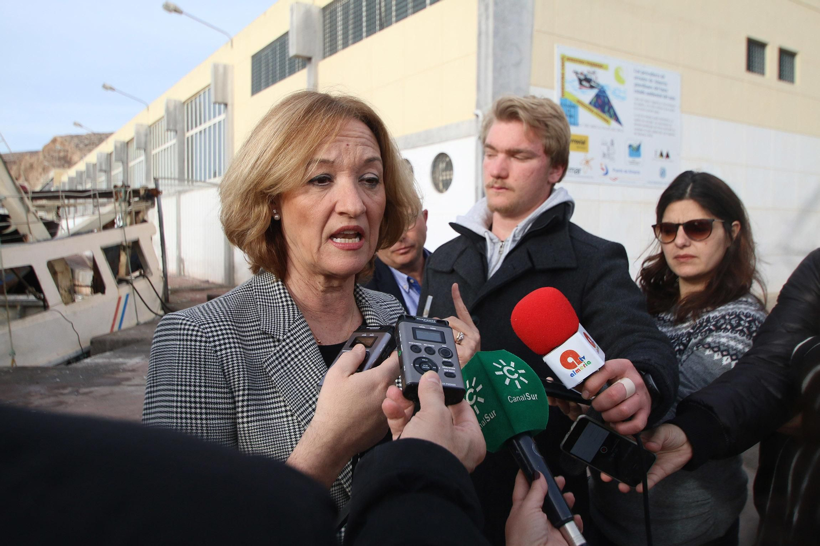 Mari Carmen Ortiz, presidenta de la Autoridad Portuaria de Almería, frente a la antigua lonja.