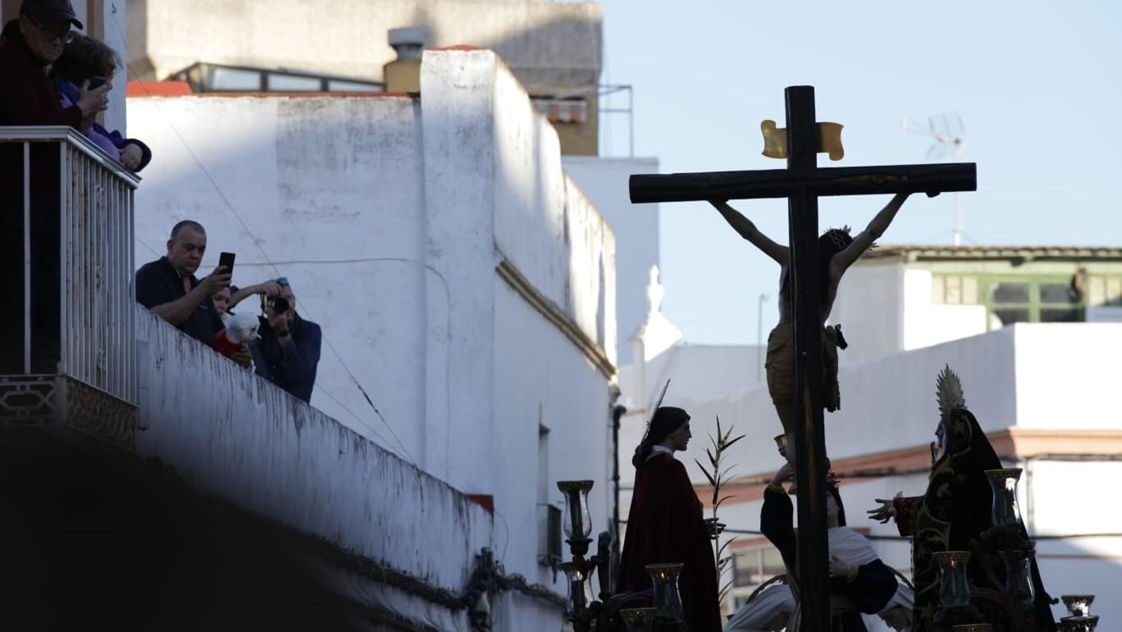 El paso de la Vera Cruz vuelve a recorrer las calles del Cristo Viejo de La Isla.