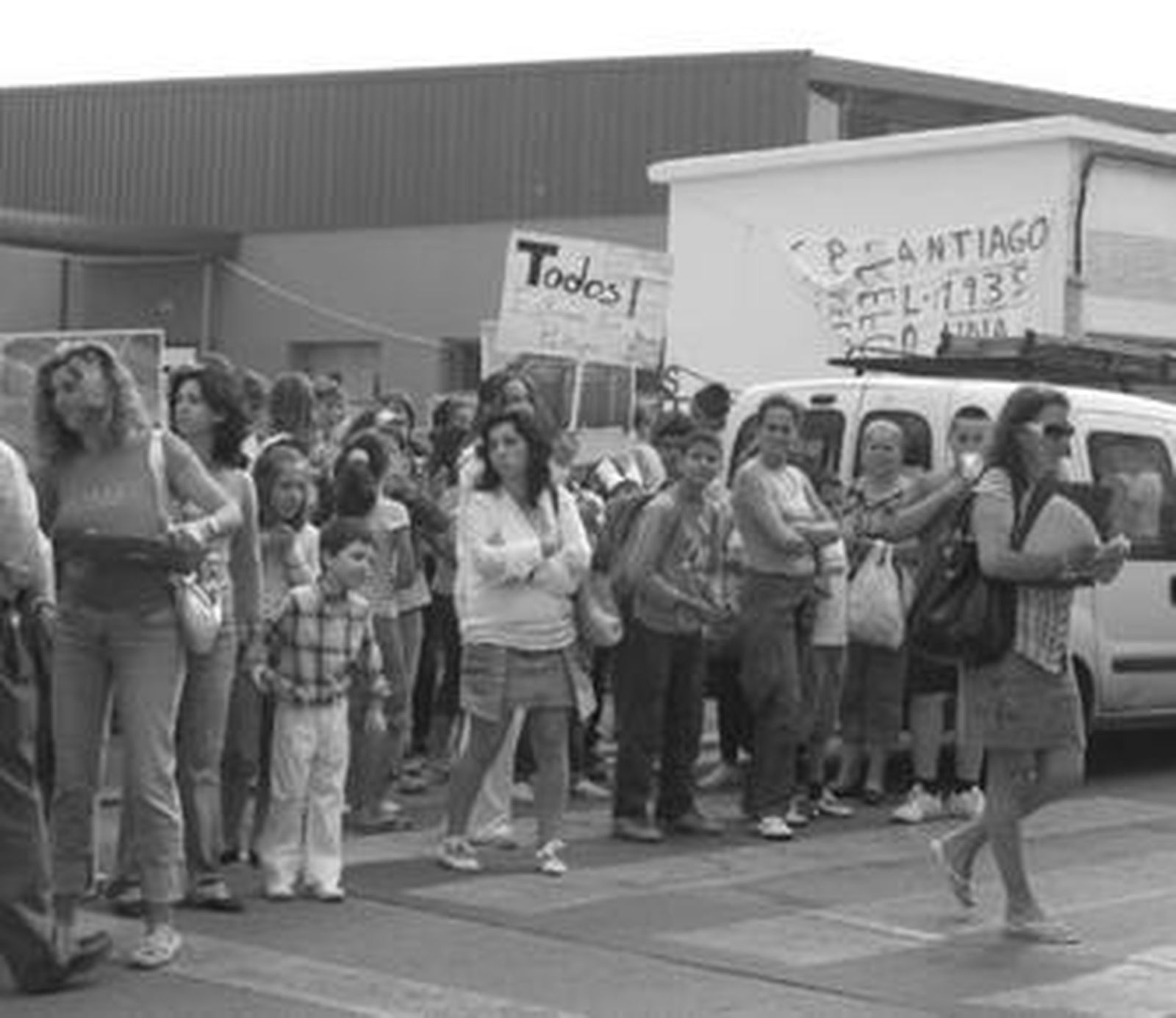 Instantánea de una de las concentraciones de protesta de los padres del colegio Santiago.