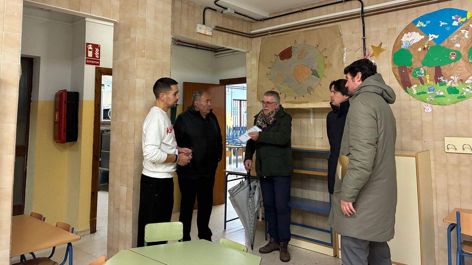 Visita del alcalde a los colegios junto al arquitecto municipal y el redactor del proyecto acompañados por representantes de la dirección de los centros.
