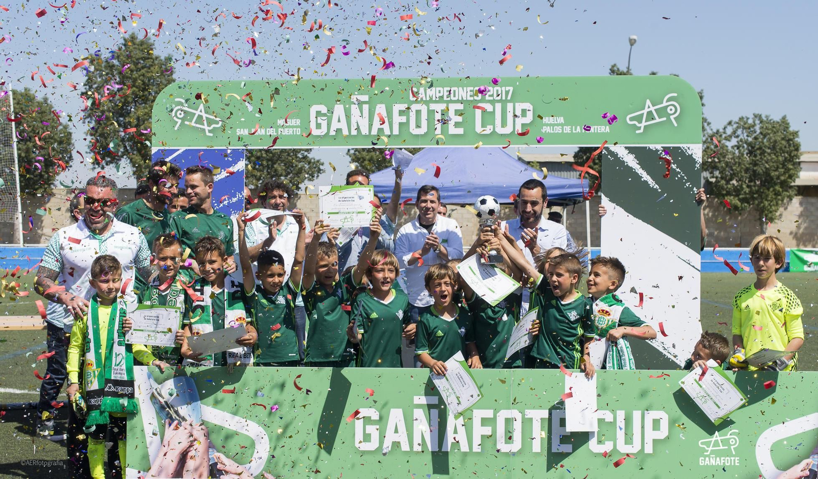 Los componentes del Real Betis celebran su triunfo en la Gañafote Cup de la categoría prebenjamín.