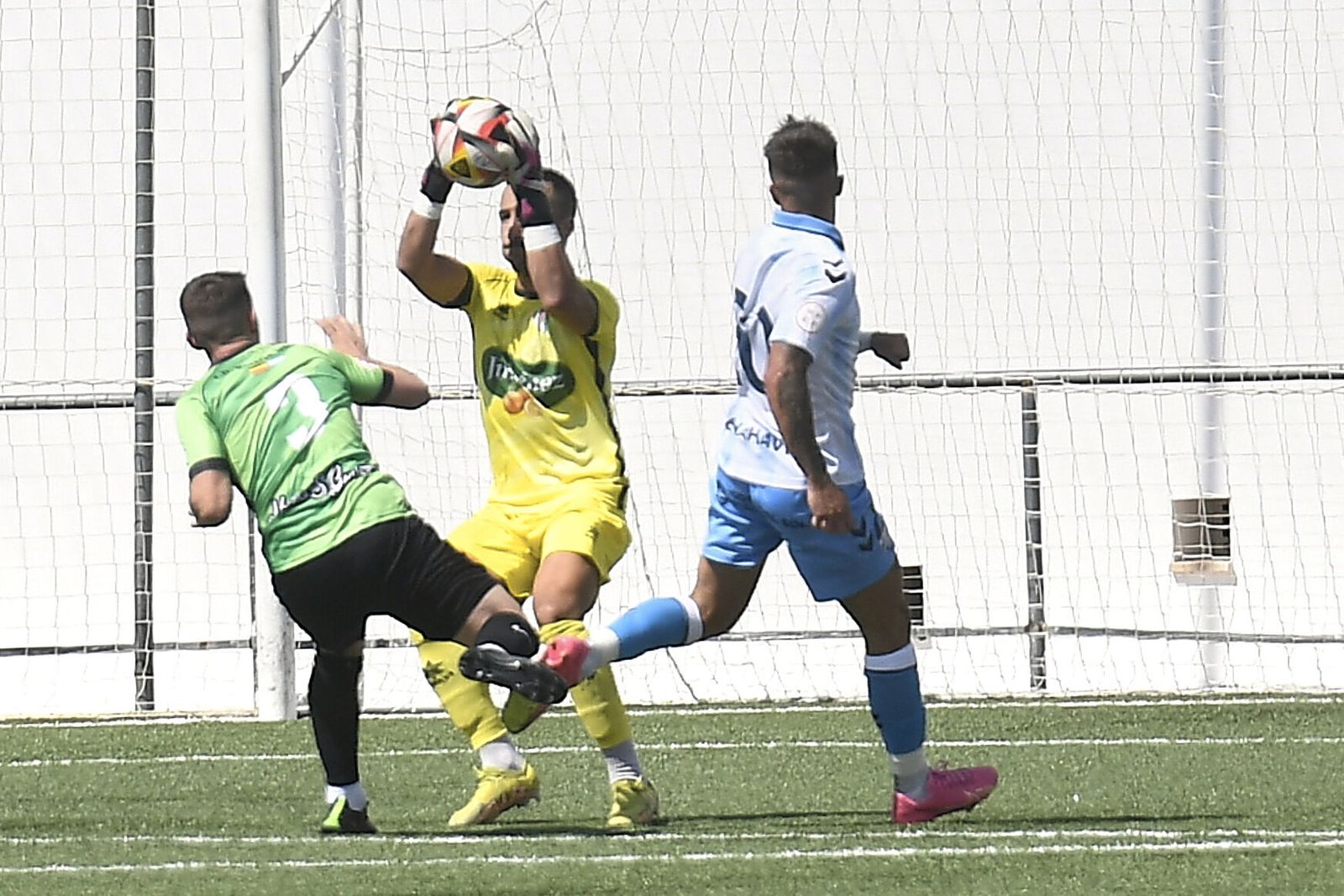 Una acción del partido entre Huétor Vega y Atlético Malagueño