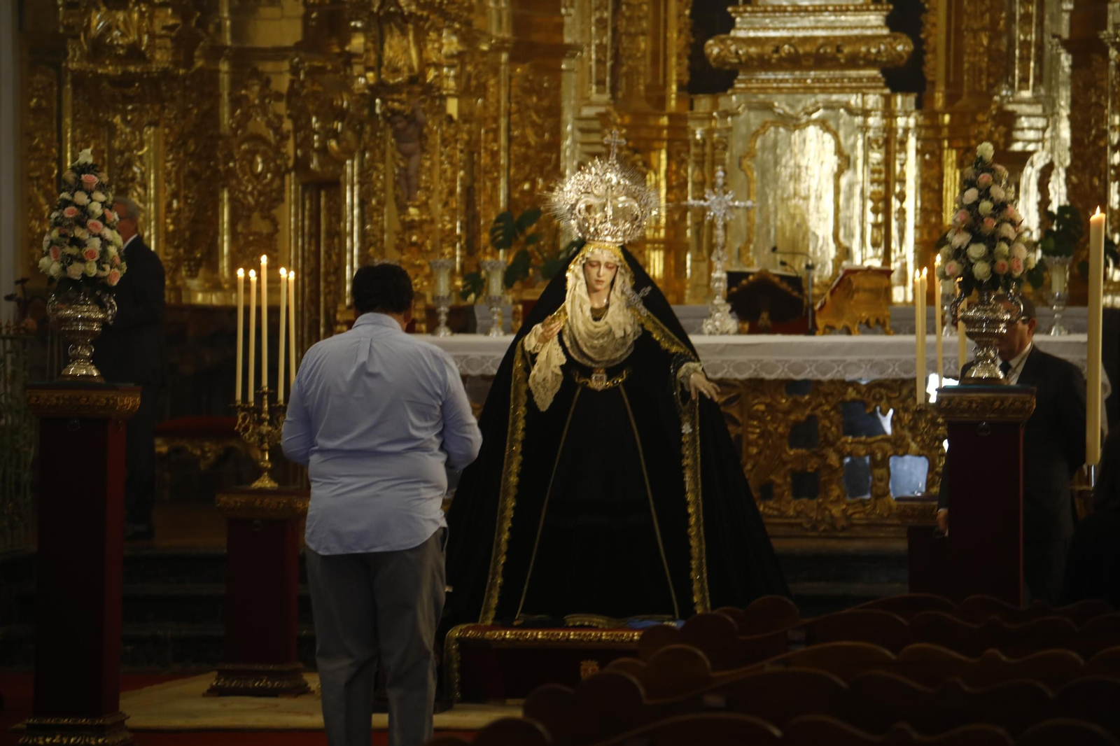Las mejores fotos del besamanos de la Virgen de la Quinta Angustia de Córdoba