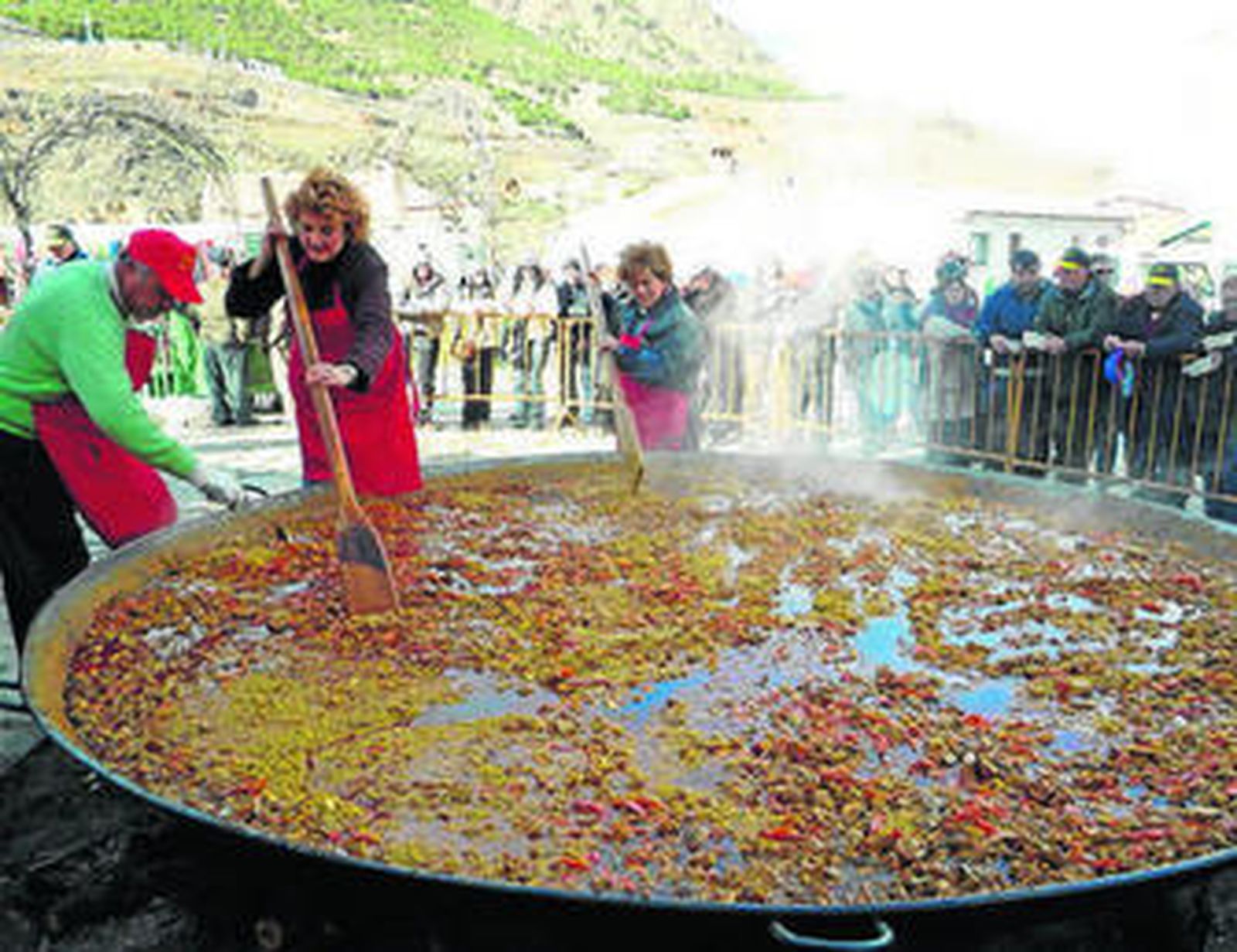 Paella típica del Día del Romero en Bacares en la plaza del pueblo.