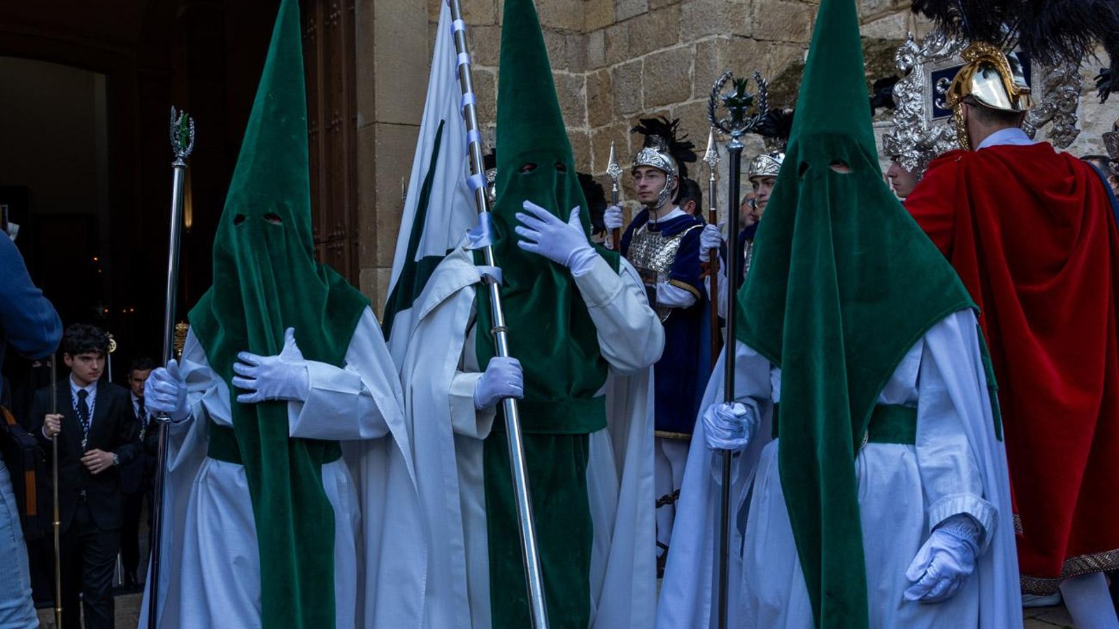 Luto y duelo en la noche del Viernes Santo, en imágenes