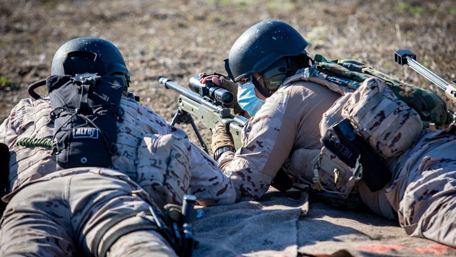 El binomio preparándose para el disparo.