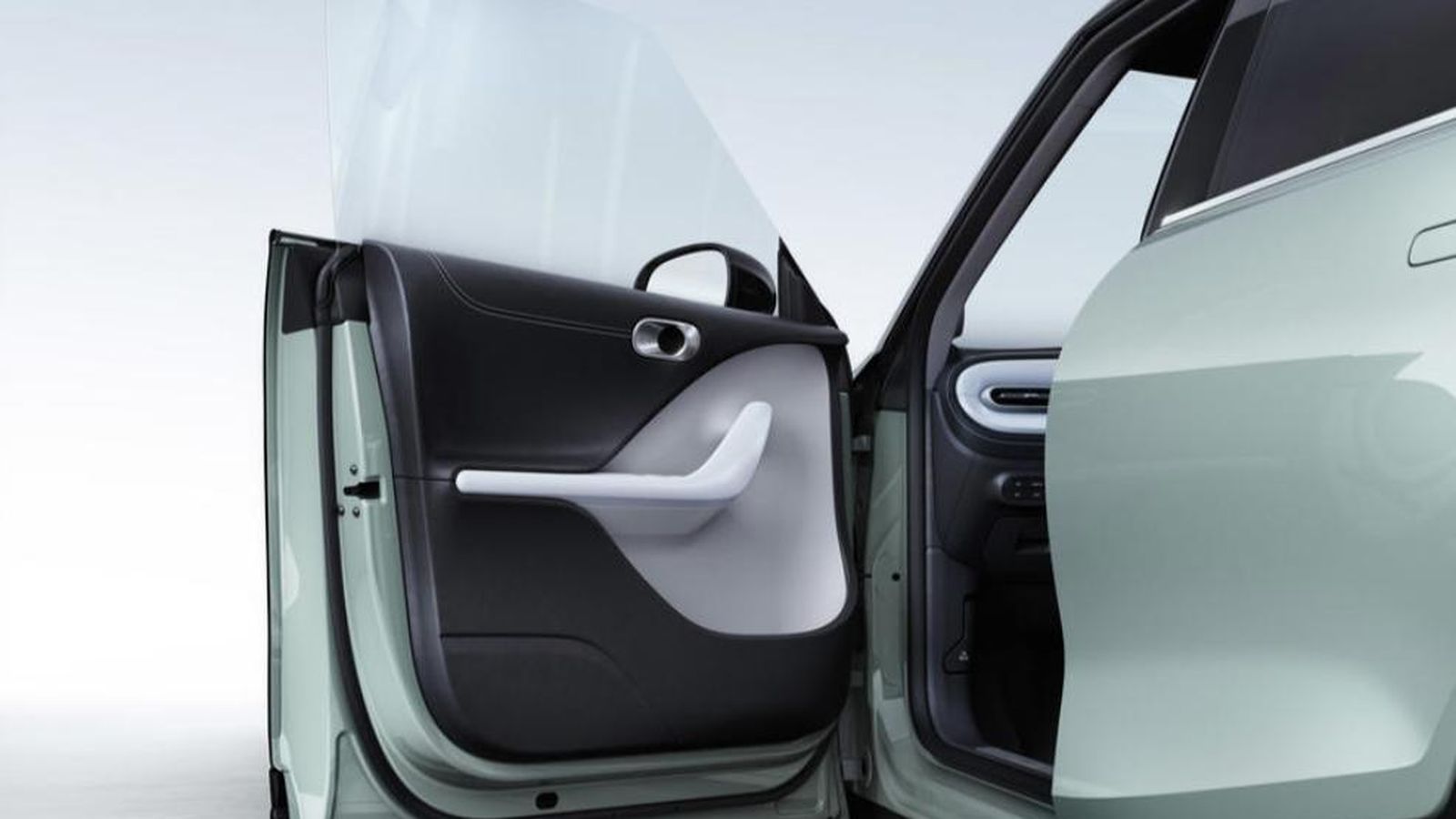 Entre los recursos curiosos, además de los tiradores ocultos en los paneles de las puertas, la eliminación de los marcos de las ventanillas.