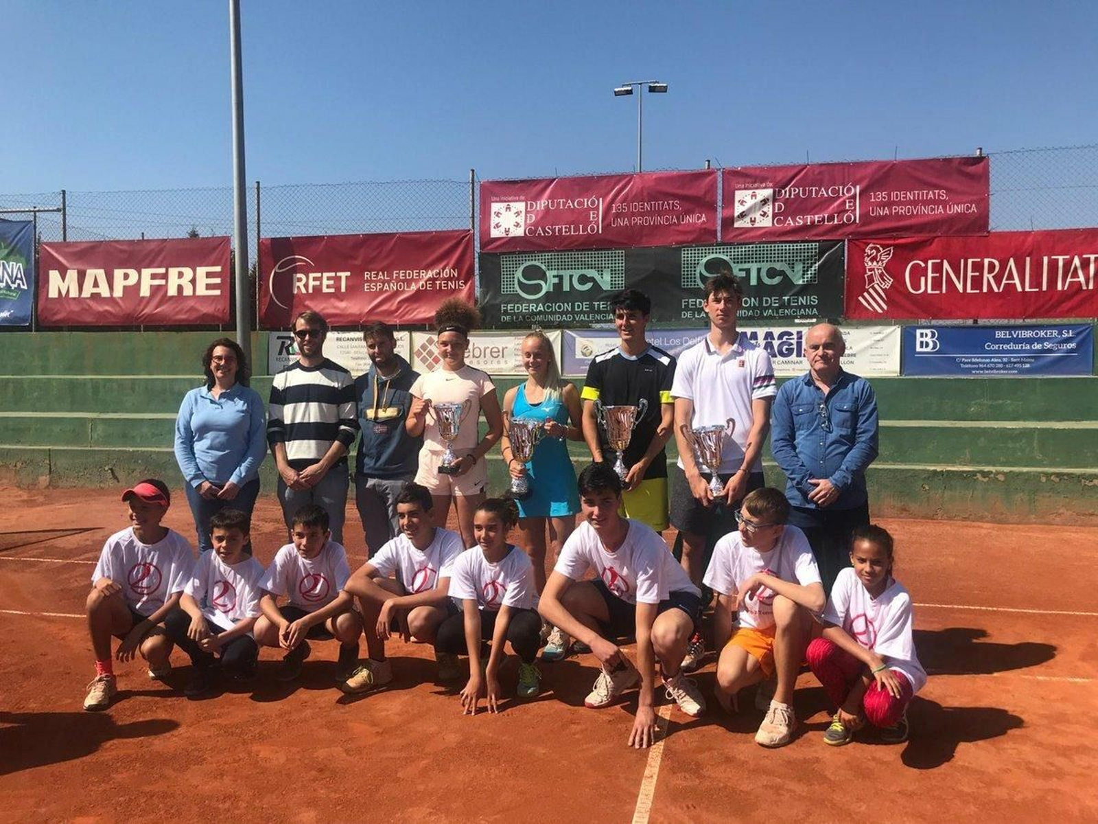 Pablo Llamas, junto a la campeona del torneo, finalistas, organizadores y recogepelotas.