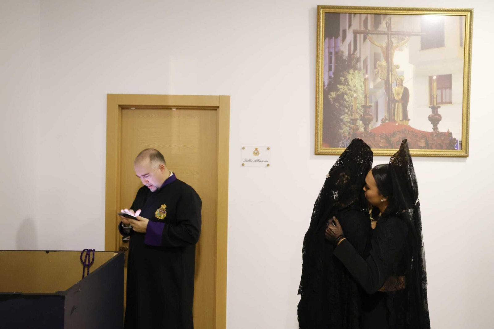 Dos mantillas se abrazan momentos después de anunciar la no salida