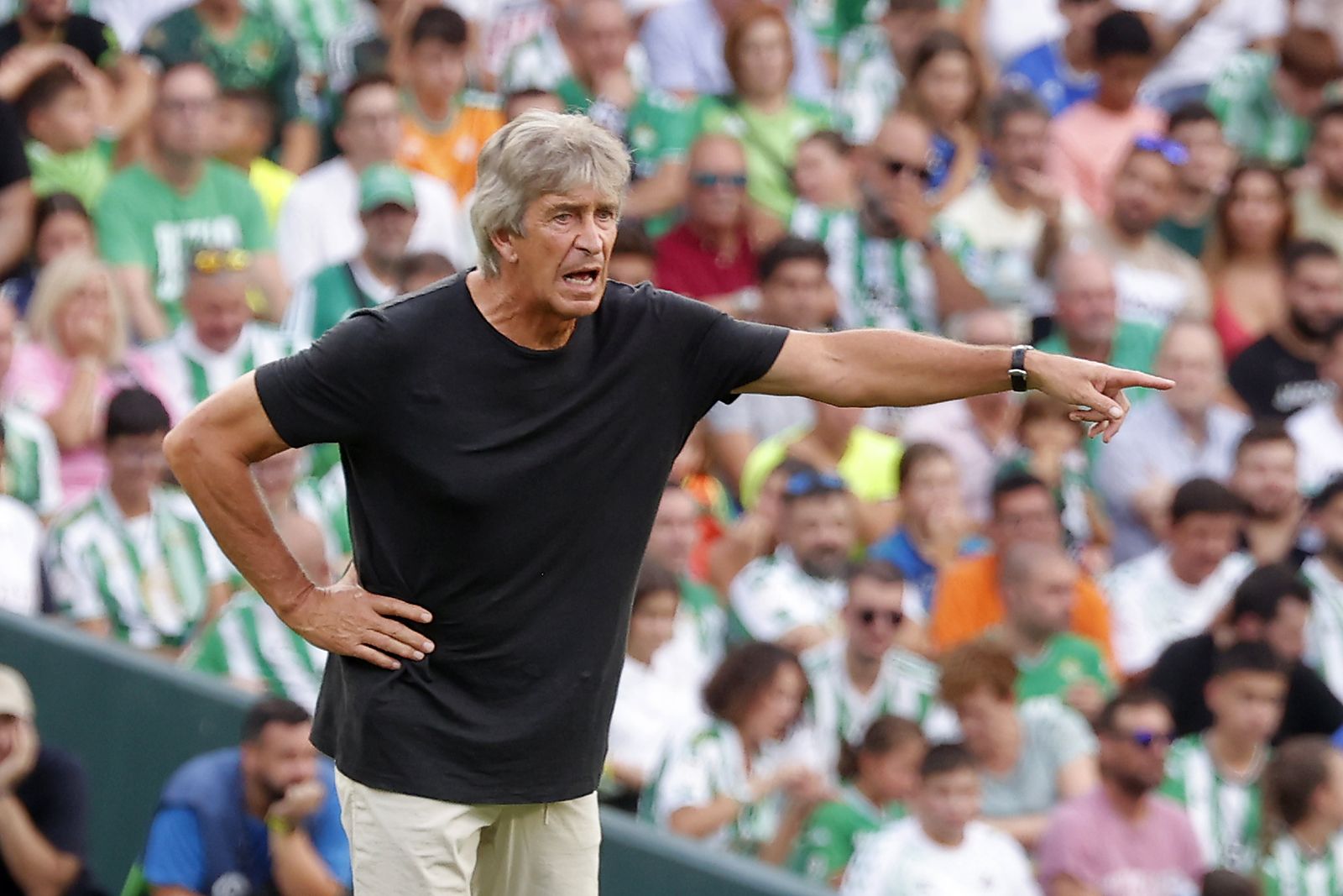 Pellegrini da instrucciones a sus jugadores durante el encuentro con el Girona.