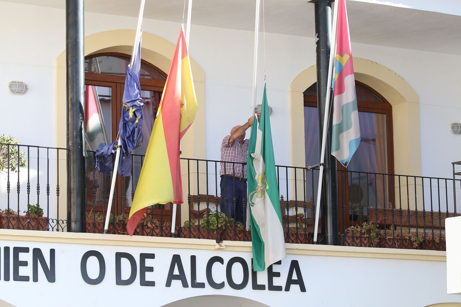 El Ayuntamiento de Alcolea, con las banderas a media asta