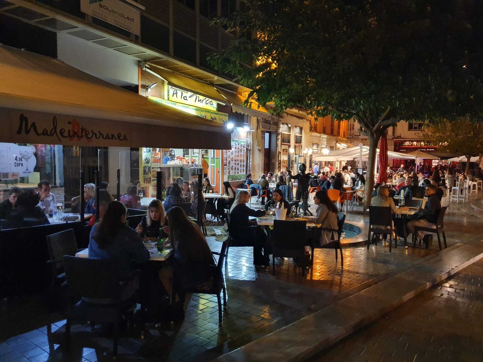 Fotos del 'lleno' en el Centro de Málaga, que apura el toque de queda