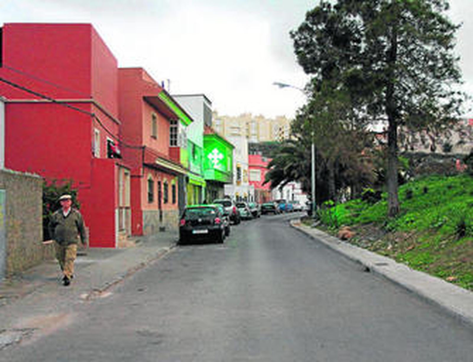 Un vecino pasea por La Juliana, ayer por la tarde.