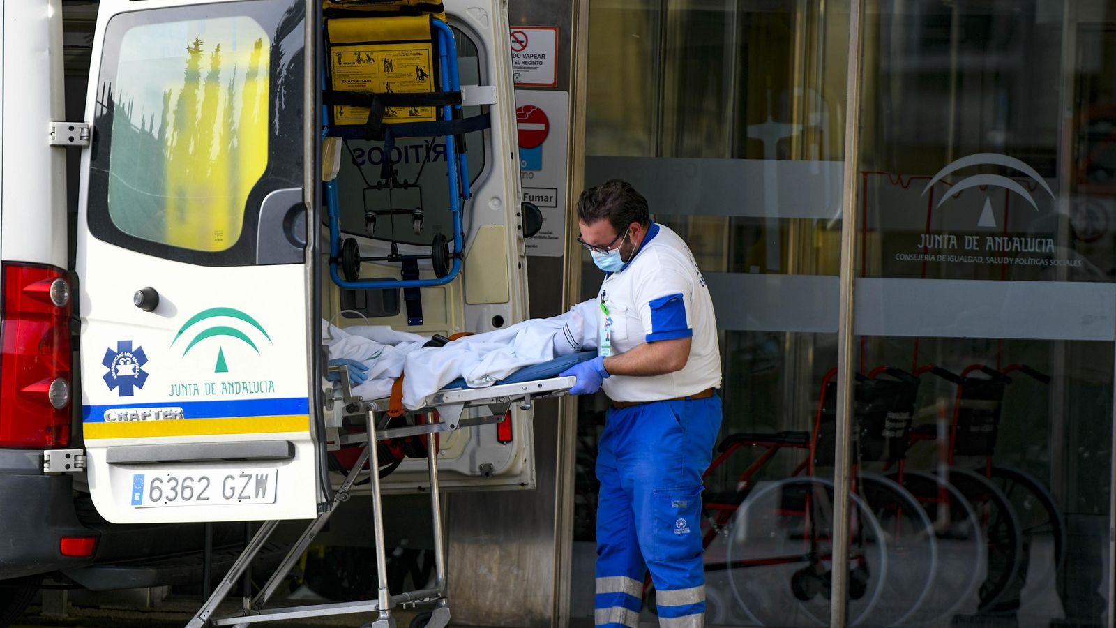 Traslado de un enfermo en un hospital.