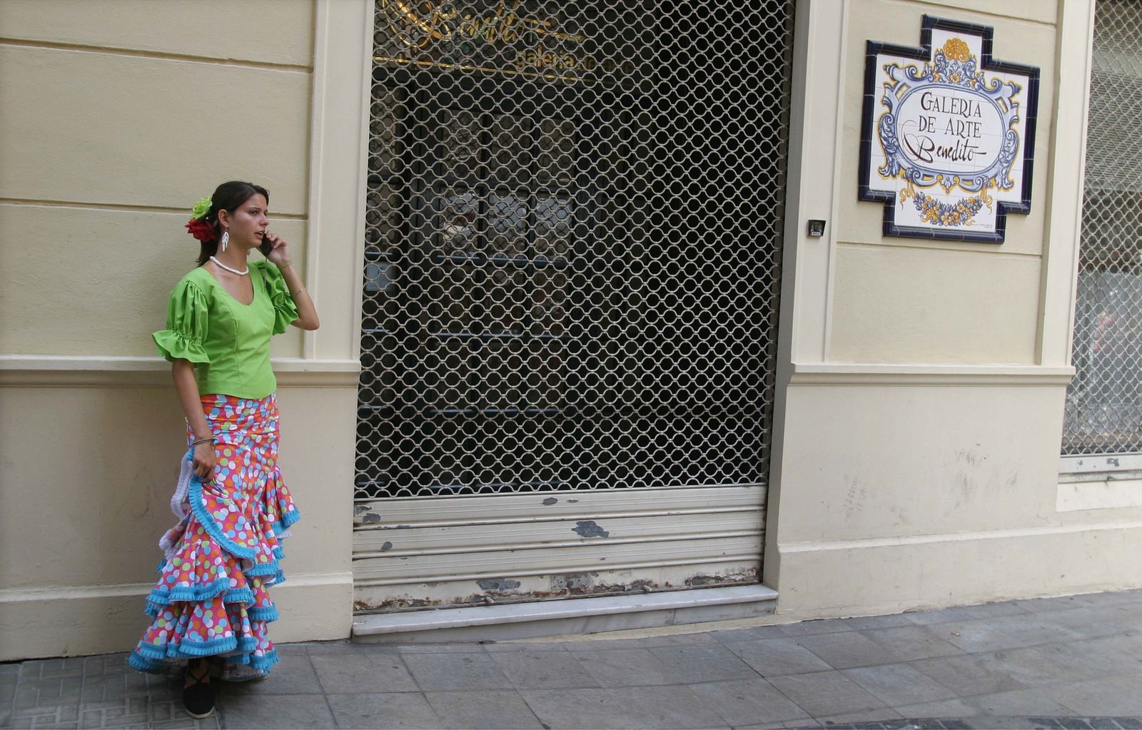 Una mujer mantiene una conversación con su móvil en la Feria del Centro.