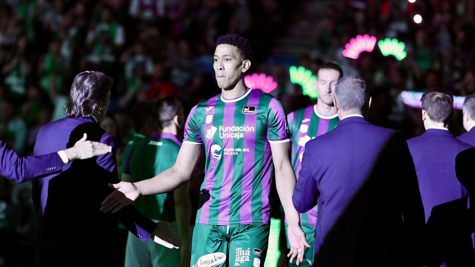 Los abonados más veteranos del Unicaja despliegan la bandera de campeón de la BCL