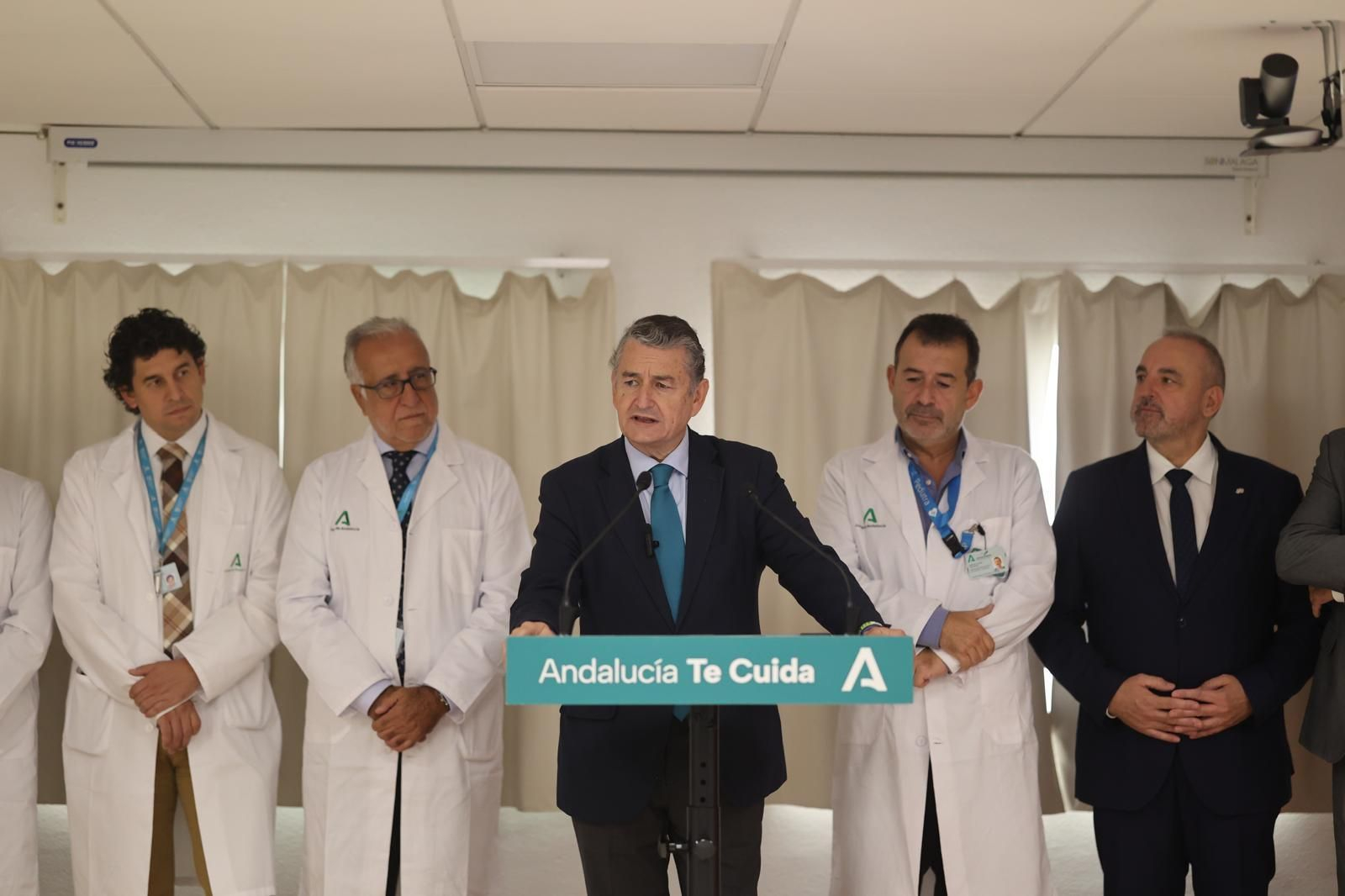 El consejero de Sanidad, Antonio Sanz, durante su visita al Hospital Regional Universitario de Málaga.