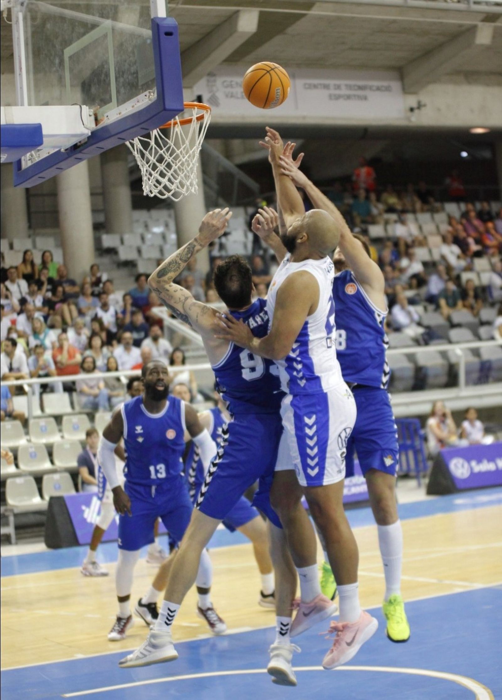 Un rebote en disputa en el duelo entre el HLA Alicante y Betis Baloncesto.