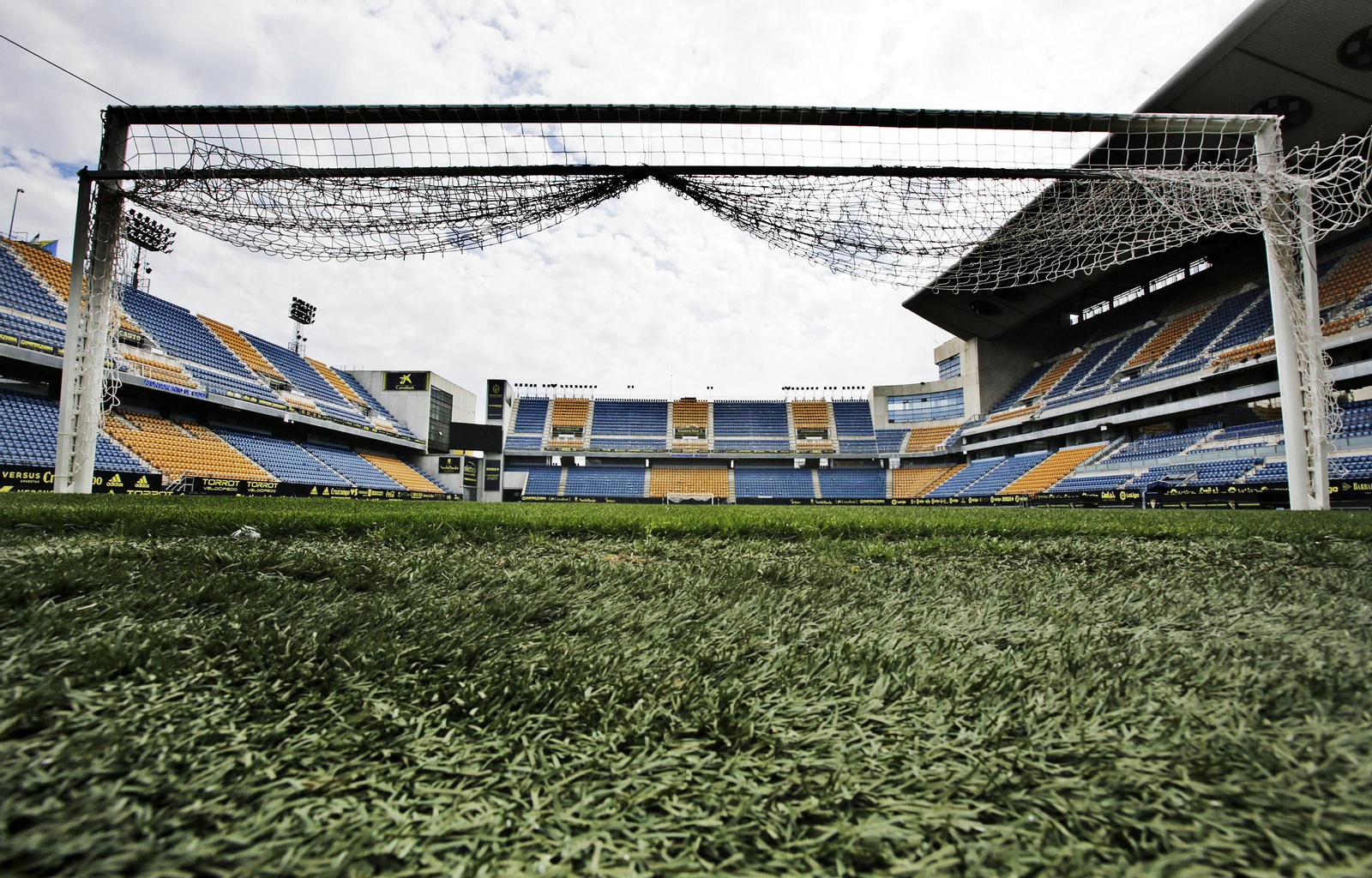 Imágenes del Estadio carranza vació. primer día sin futbol