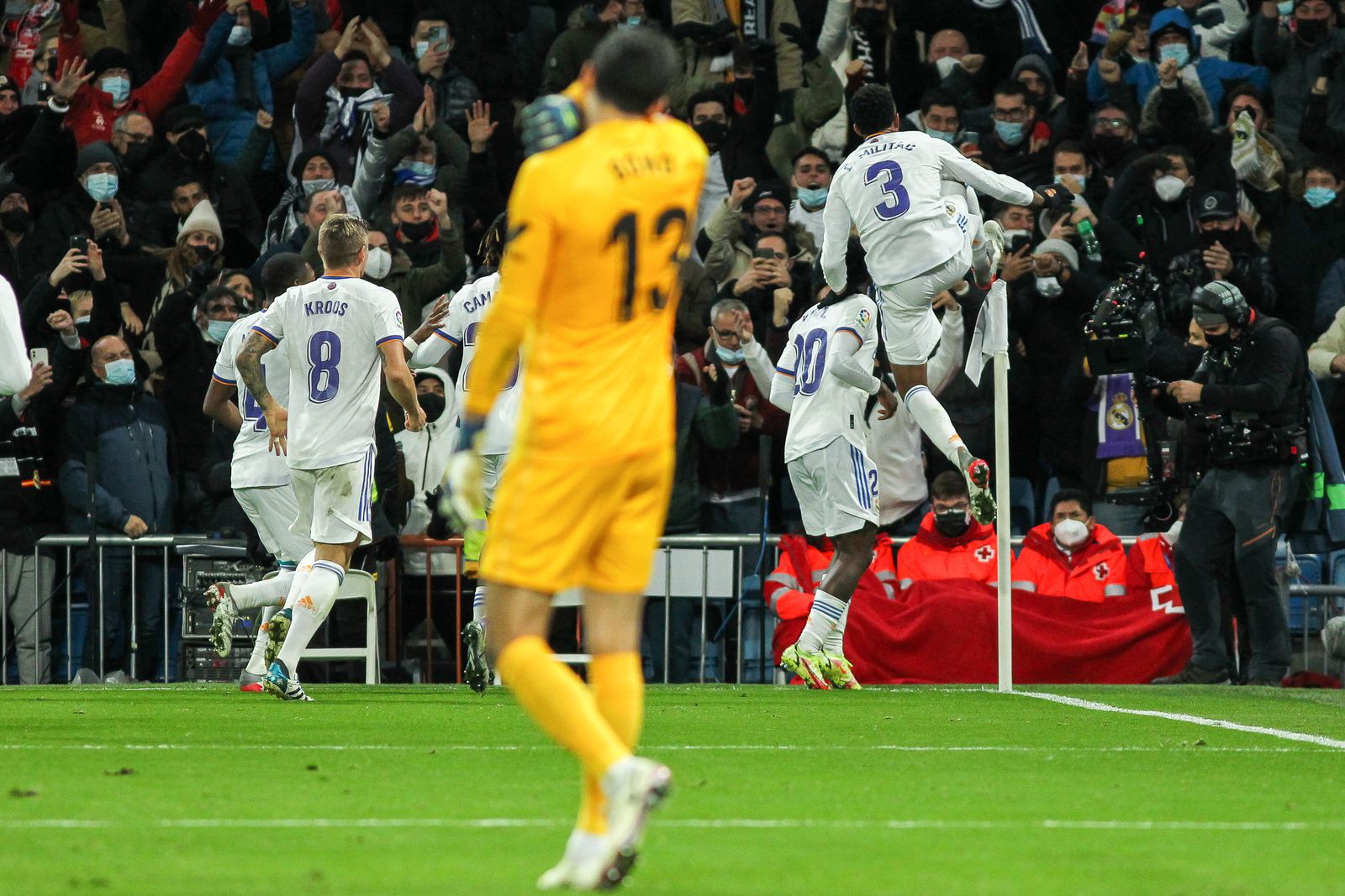 Bono se seca el sudor mientras los madridistas celebran el gol letal de Vinicius.