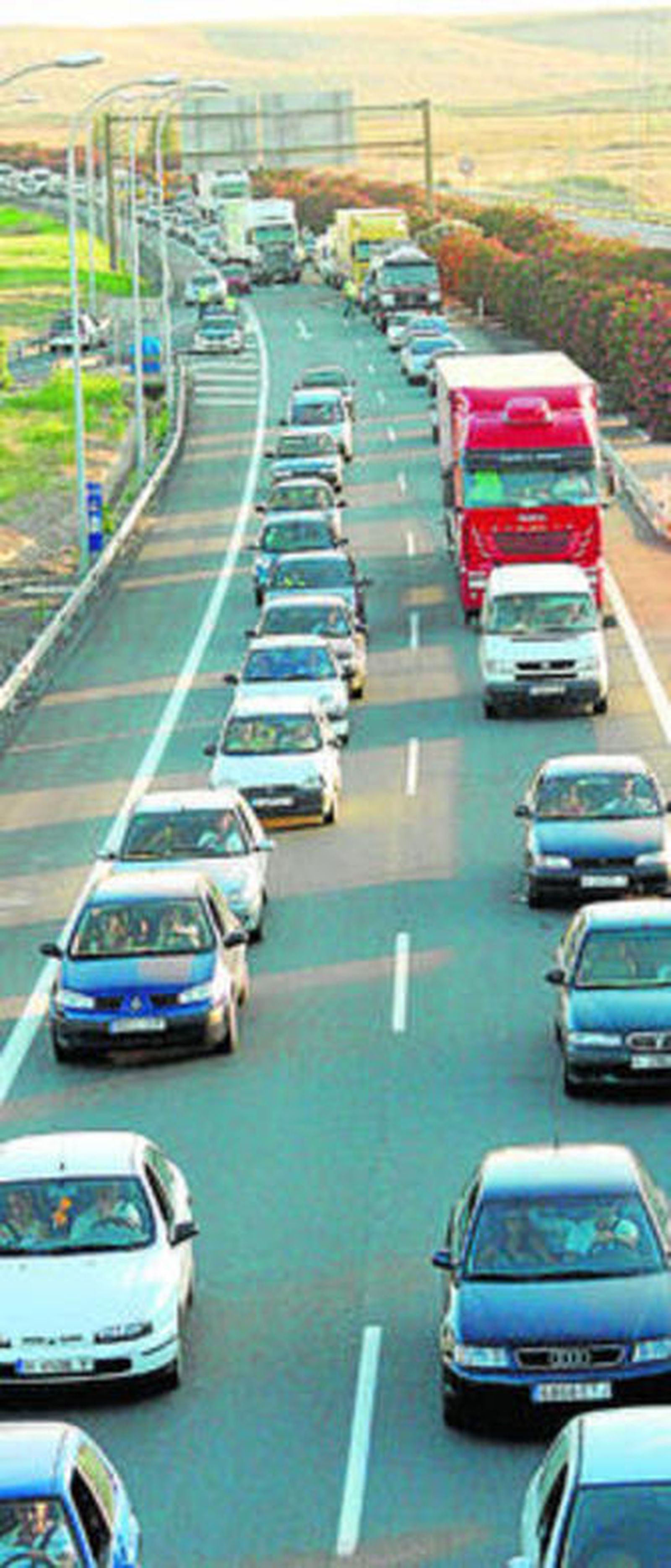 Varios camiones, en un atasco en la A-49.