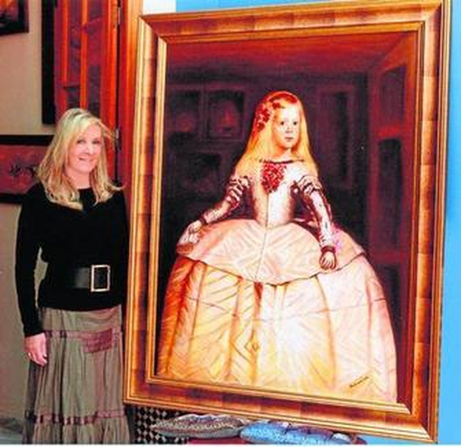 Antonia León, junto a su cuadro de la infanta Margarita.