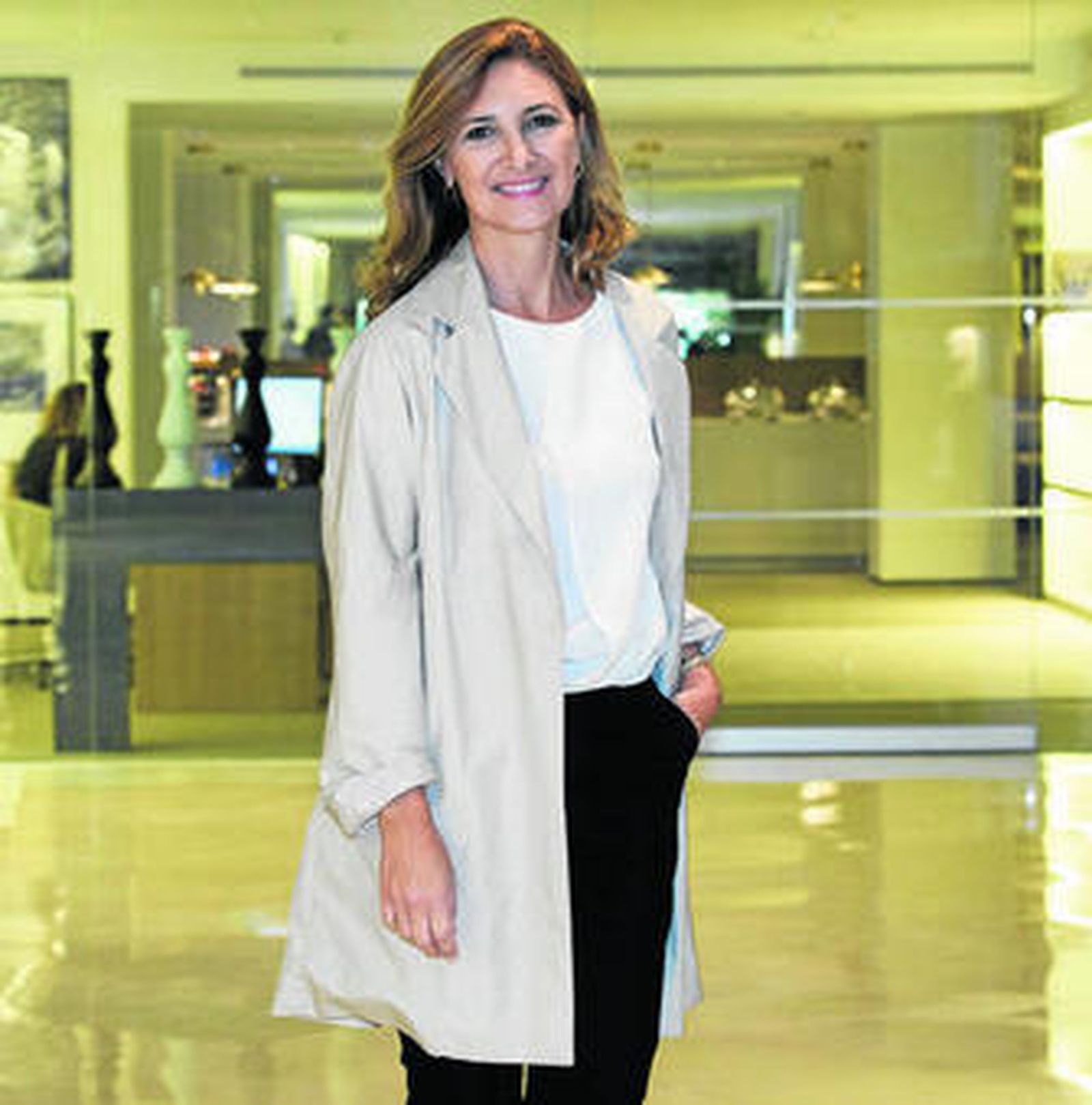 Alicia Martínez, en el vestíbulo del hotel Meliá Los Lebreros, en el barrio de Nervión, donde vive.